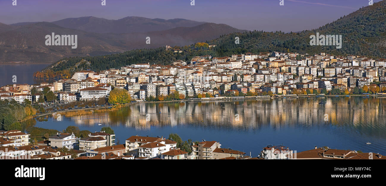 Pomeriggio Vista di Kastoria città riflette la tranquilla superficie del lago Orestiada in Macedonia Occidentale, Grecia settentrionale Foto Stock