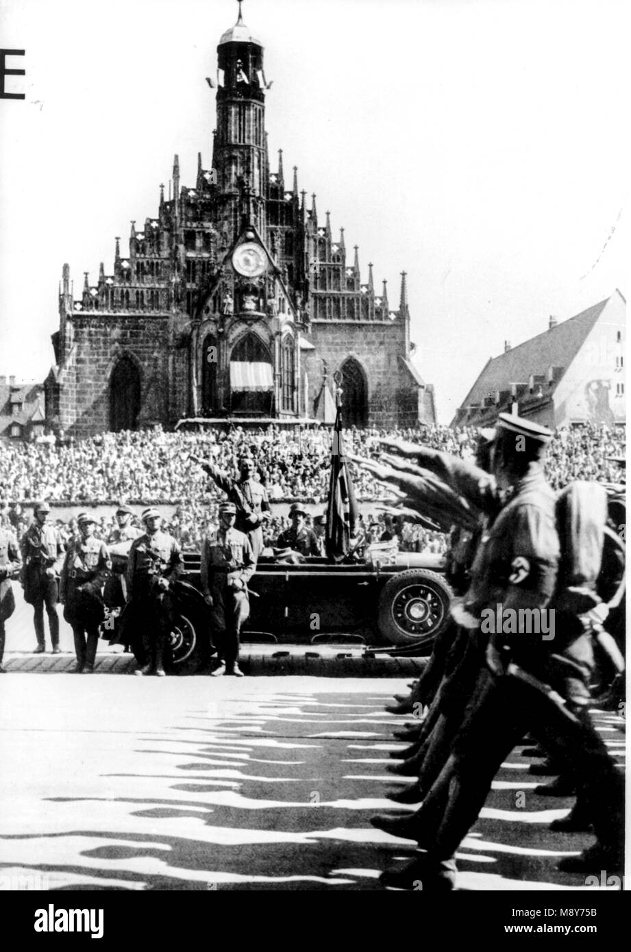 Le formazioni di SS passano davanti di Adolf Hitler, Norimberga, 1937 Foto Stock