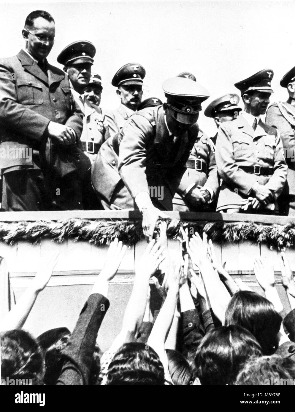 Adolf Hitler scuote le mani con la folla che acclama lui, dal suo lato Joseph Goebbels e Heinrich Himmler, 1937 Foto Stock