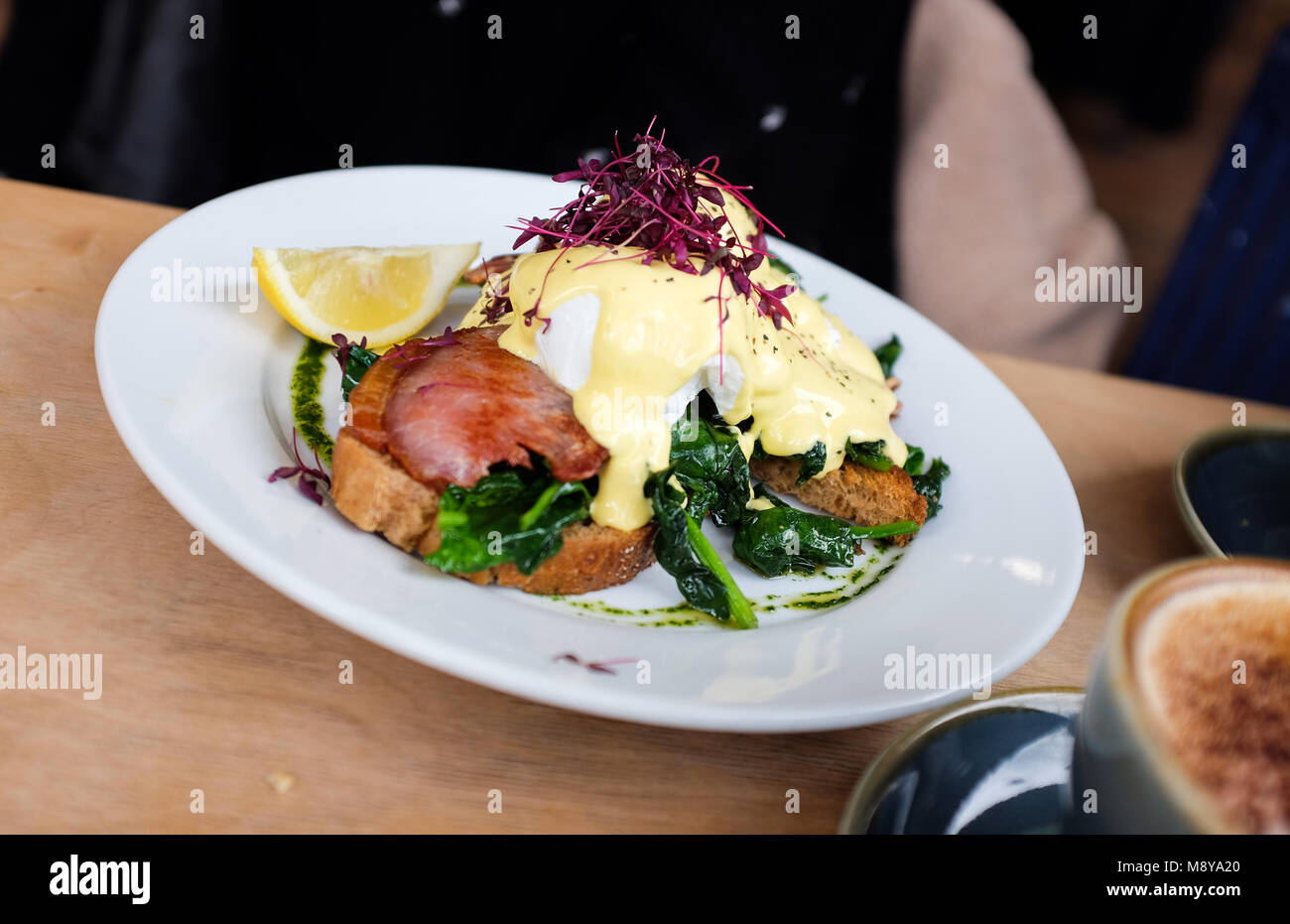 Uova fiorentino con spinaci e salsa olandese con aggiunta di pancetta per il brunch o colazione a Starfish & Coffee cafe a Brighton Regno Unito Foto Stock