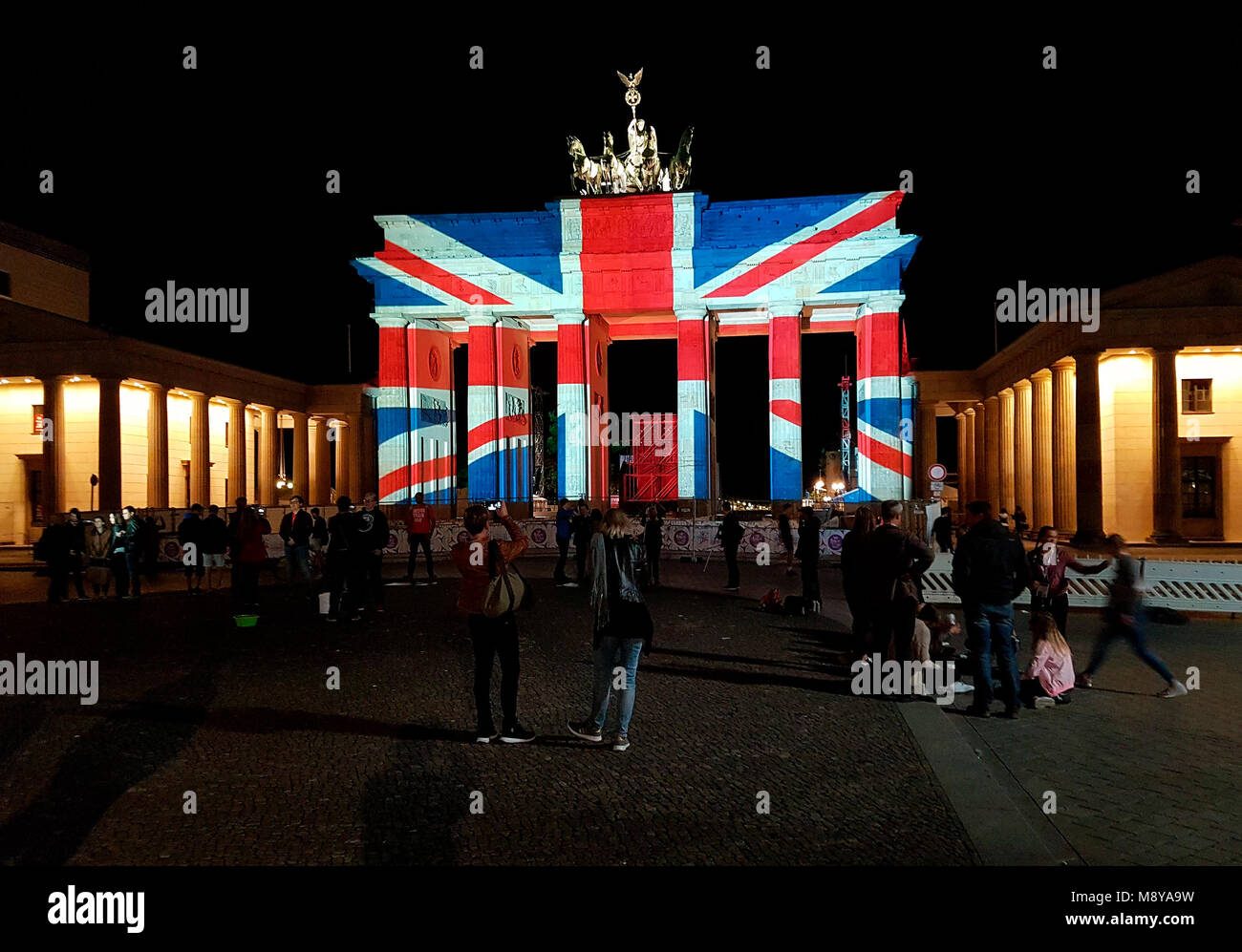 La bandiera britannica viene proiettato sulla Porta di Brandeburgo come segno di solidarietà con le vittime delle ultime islamistic gli attentati di Londra Foto Stock