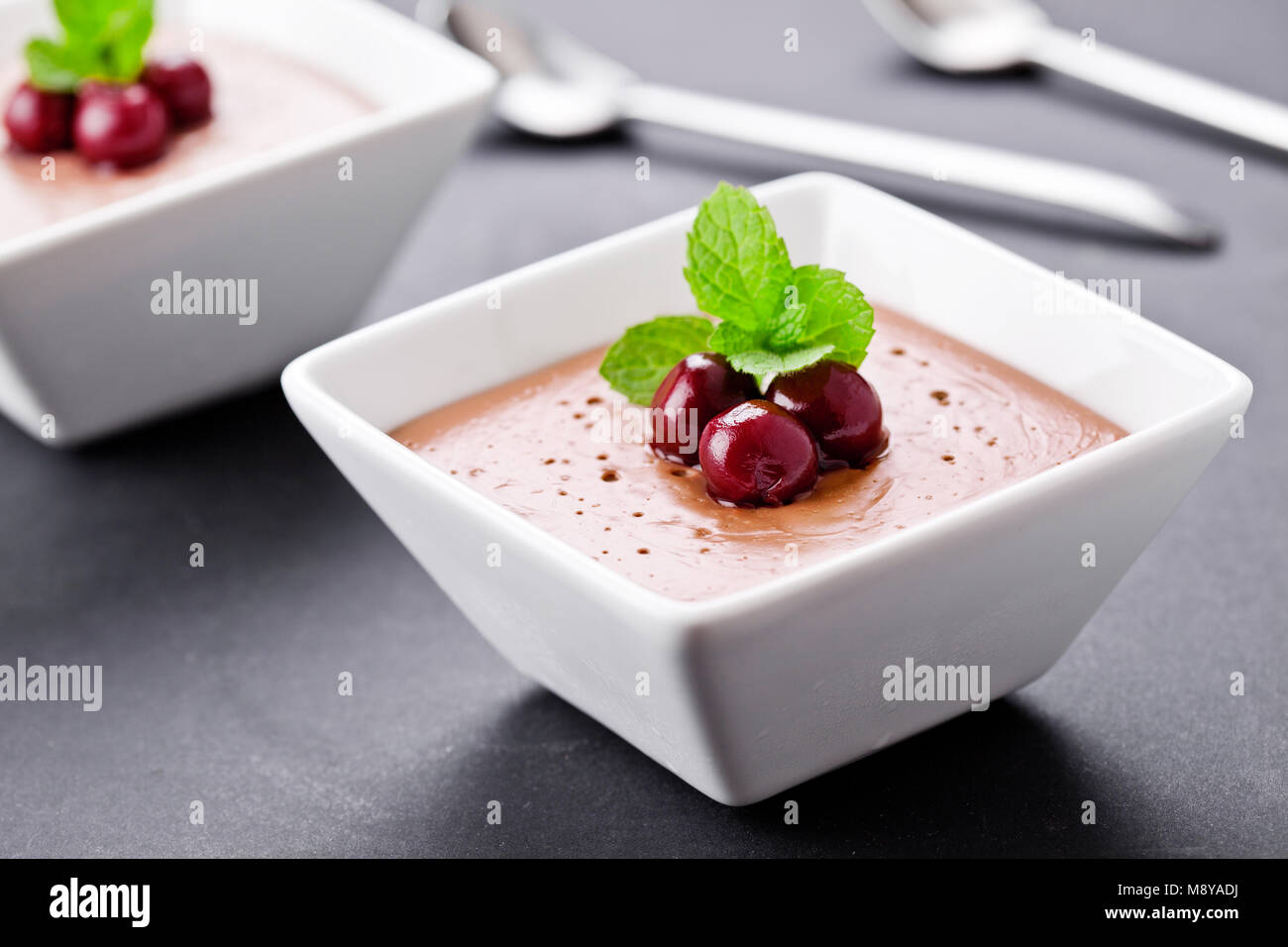 In prossimità di alcuni fatti in casa mousse al cioccolato con ciliegie Foto Stock