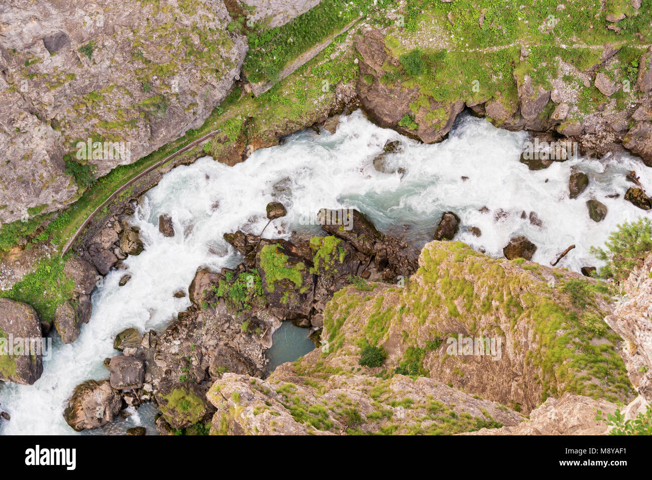 Vista dall'alto di un torrente di montagna, le Alpi, Valle d'Aosta, Italia Foto Stock