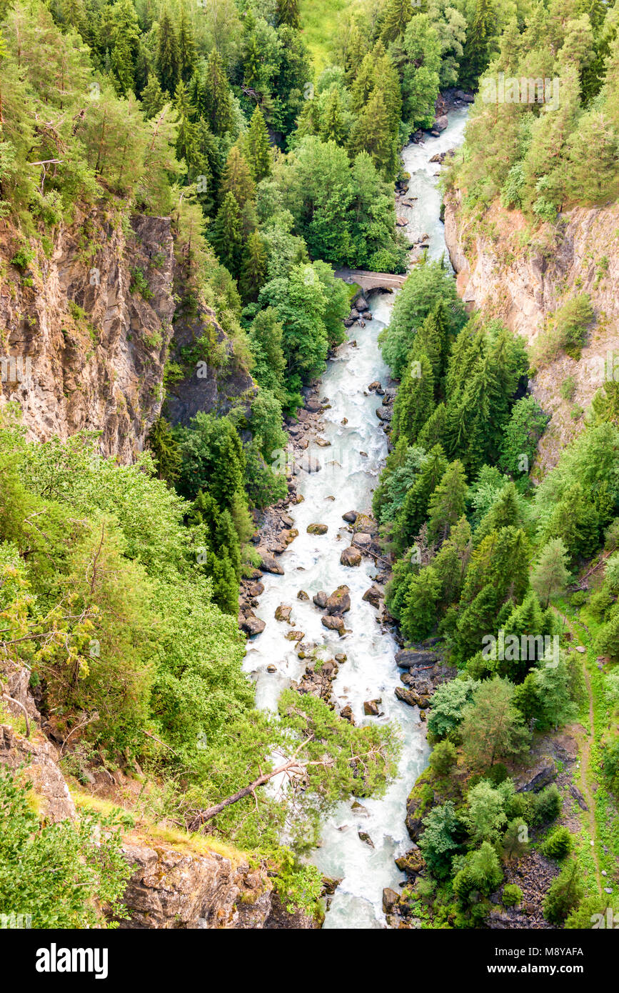 Vista dall'alto di un torrente di montagna, le Alpi, Valle d'Aosta, Italia Foto Stock