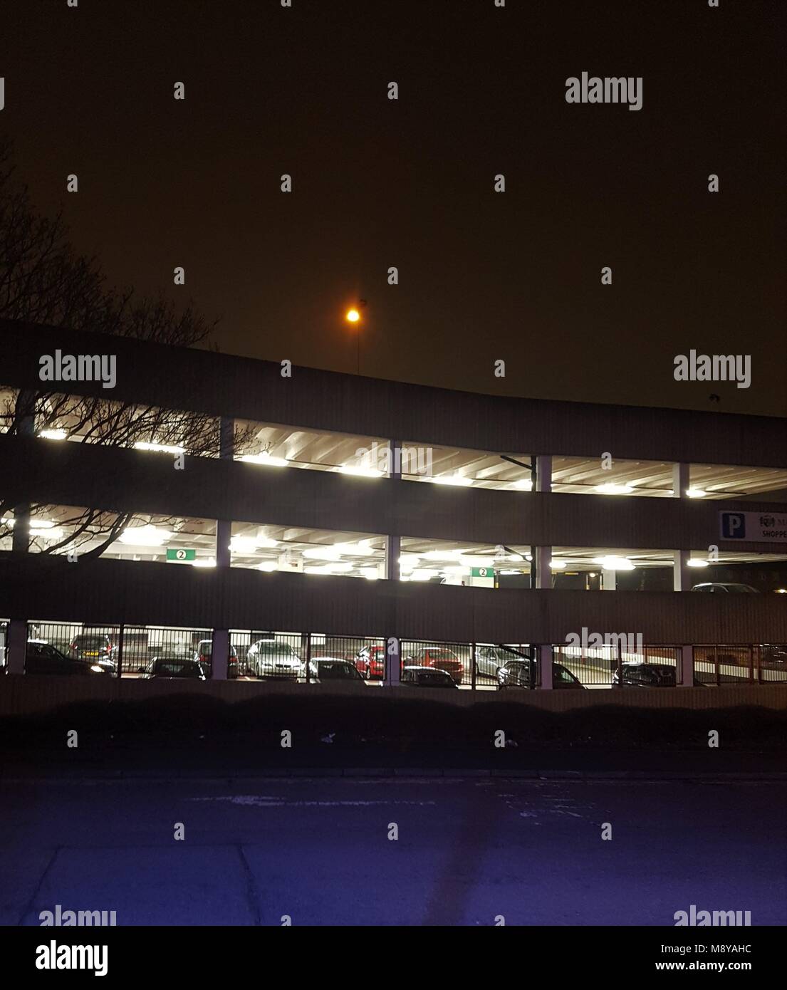 Multipiano parcheggio auto di notte a Northampton, Regno Unito Foto Stock