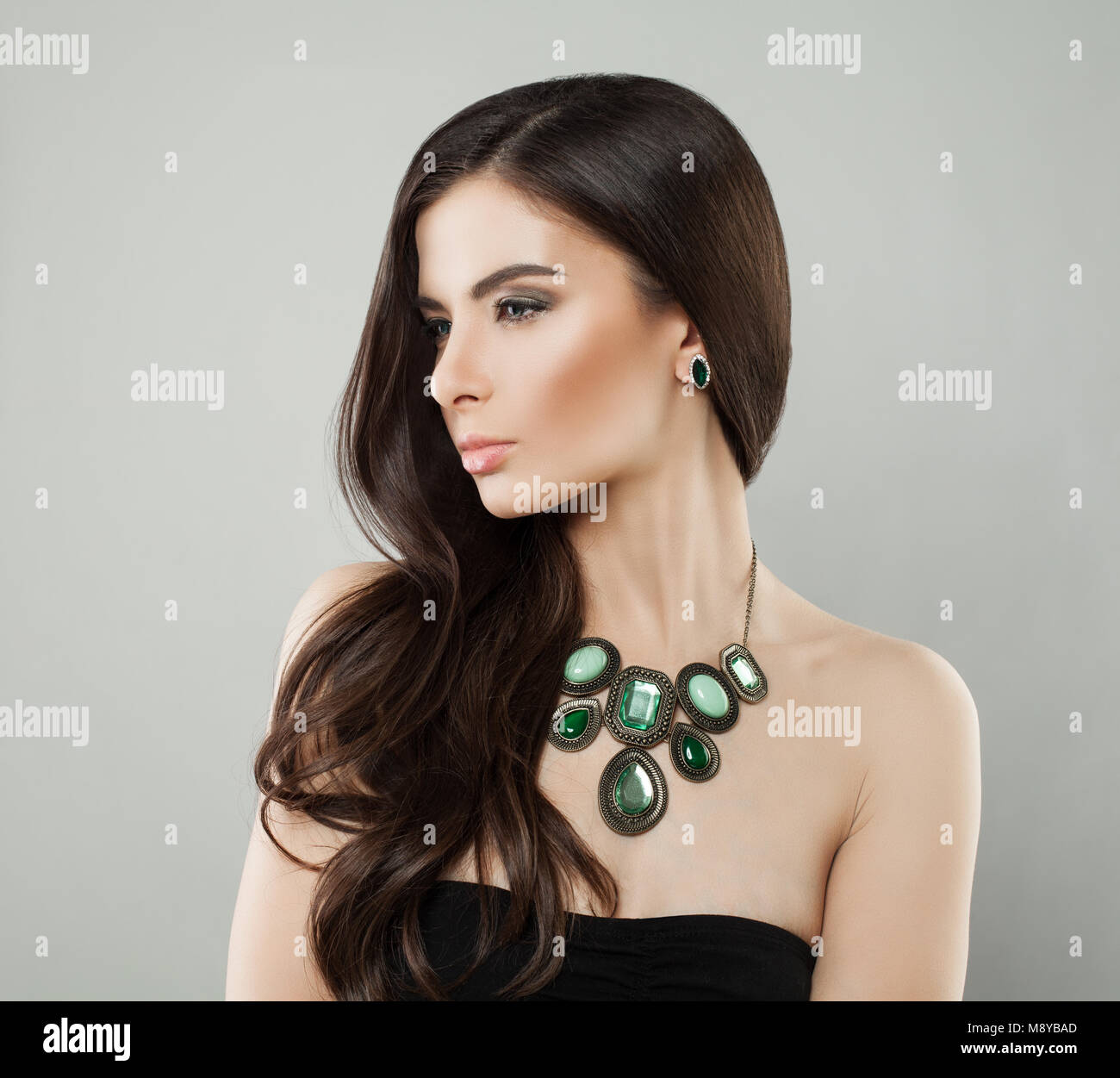 Perfetto modello donna con capelli lunghi con Green Gioielli Orecchini diamante e collane Foto Stock