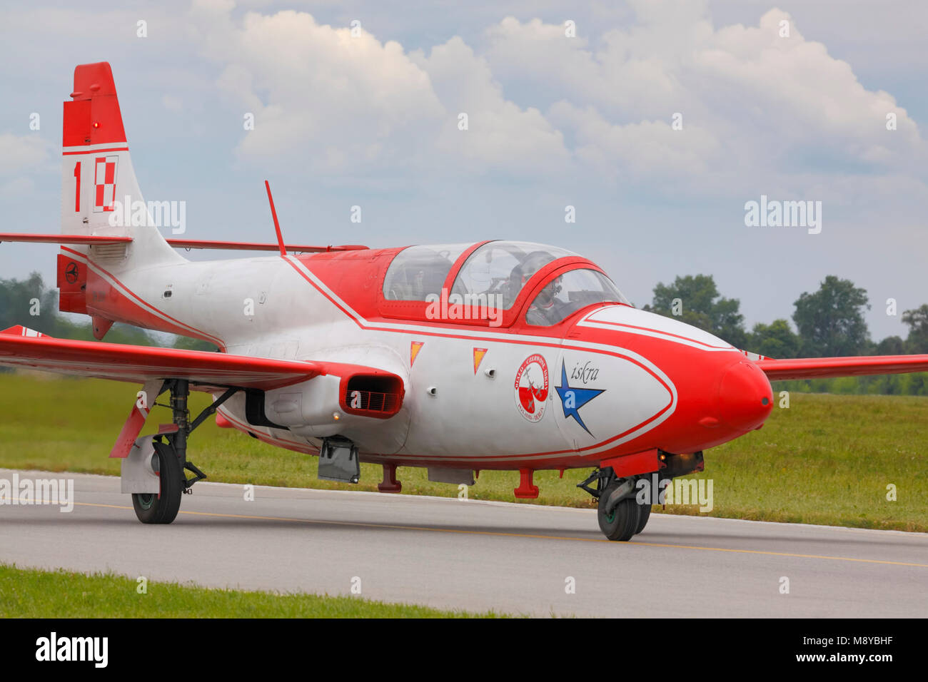 Il polacco della Air Force TS-11 Iskra MR di White-Red scintille (Bialo-Czerwone Iskry) team acrobatico sulla pista durante la International Air Show. Foto Stock