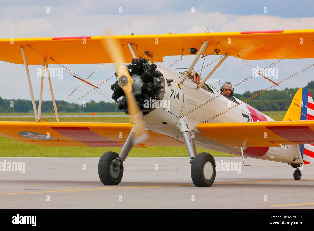 La Boeing Stearman N2s-3 in US Navy marcature sulla pista durante la International Air Show al novantesimo anniversario del polacco Air Force Academy. Foto Stock