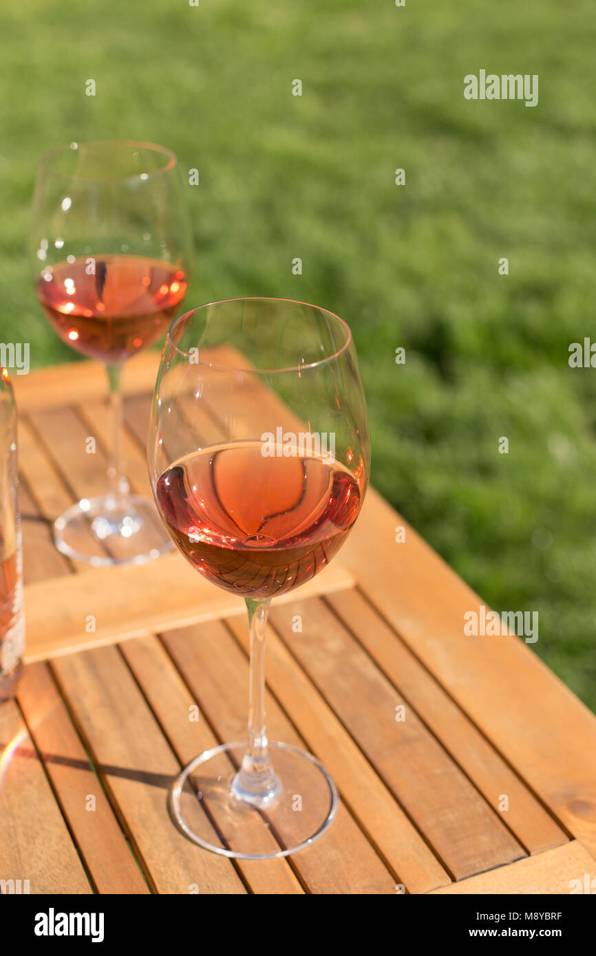 Due bicchieri di vino rosato su un tavolo per esterno Foto Stock