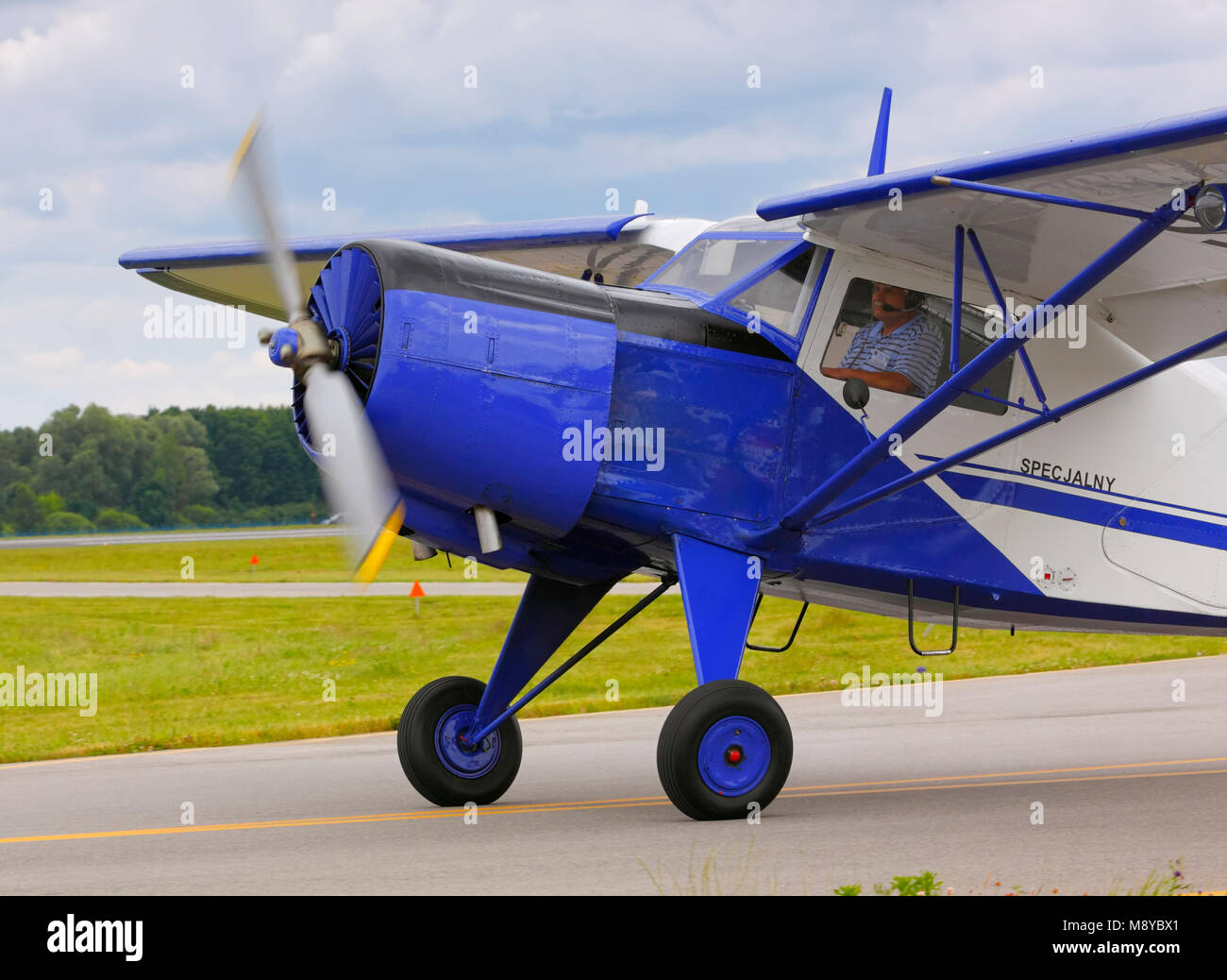 La Yakovlev Yak-12M (Jak-12; "Creek') sulla pista durante la International Air Show al novantesimo anniversario del polacco Air Force Academy. Foto Stock