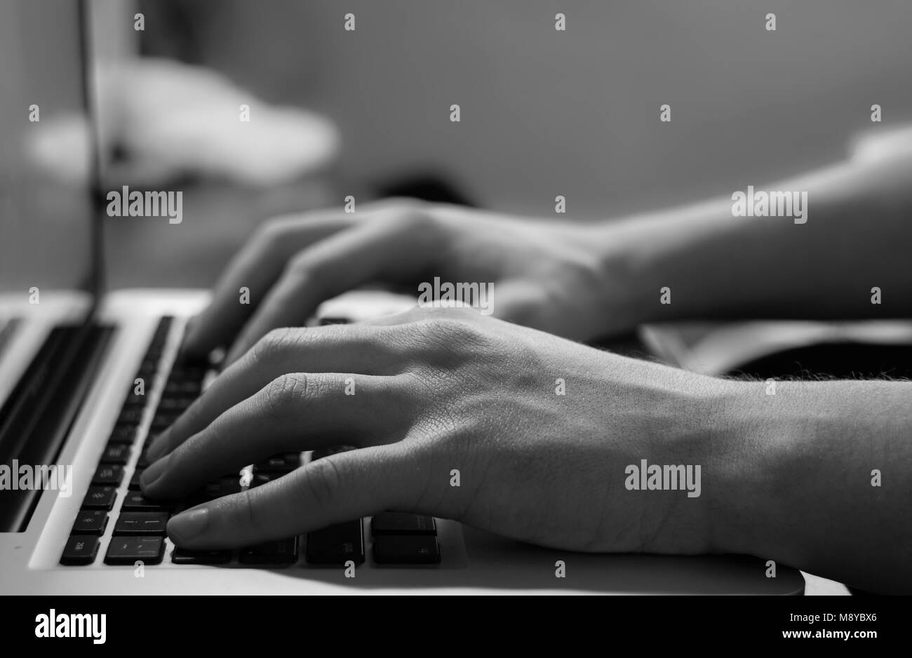 Macro, uomini mano digitando sulla tastiera del notebook Foto Stock