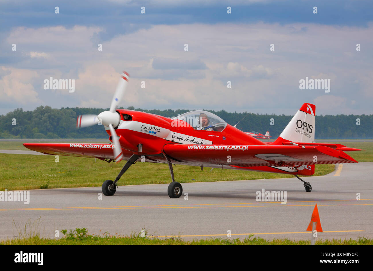 Il Zlin Z-50LS del Zelazny Aerobatic Team sulla pista durante la International Air Show al novantesimo anniversario del polacco Air Force Academy. Foto Stock