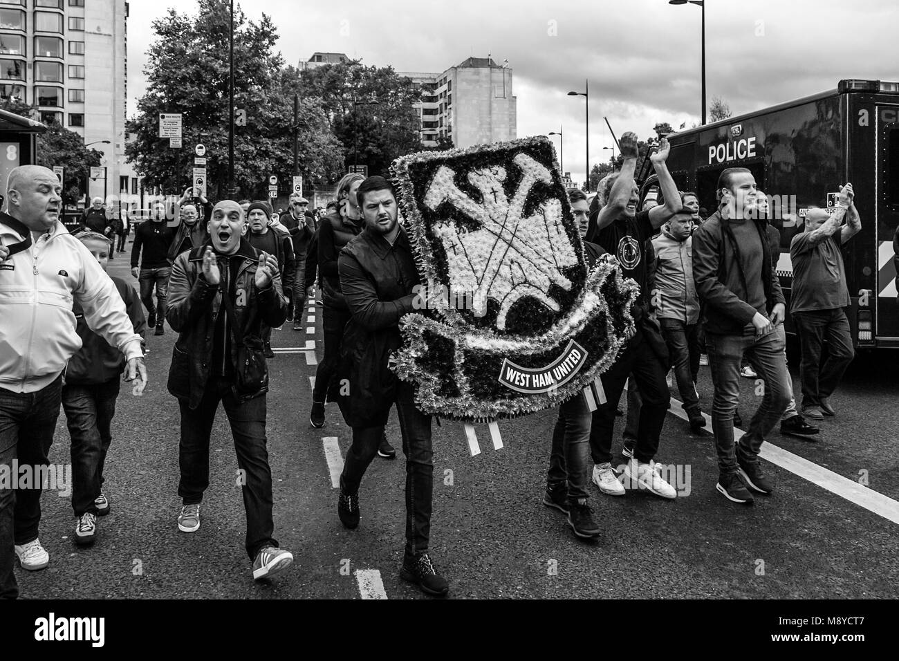 I sostenitori di East London Squadra West Ham United unire gli appassionati di calcio di tutto il Regno Unito nel centro di Londra a marzo contro l'estremismo, London, Regno Unito Foto Stock