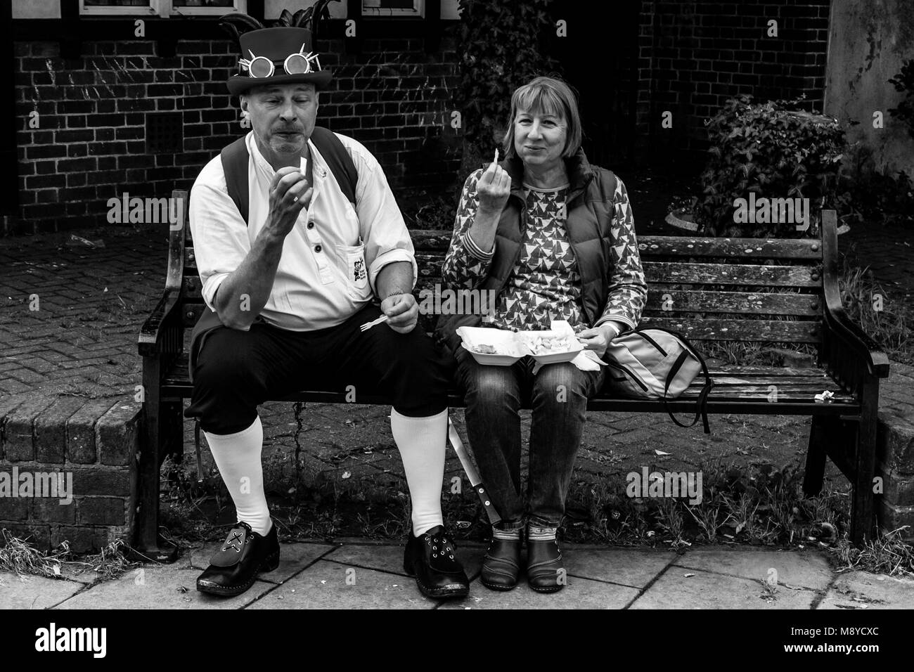 Un paio di mangiare pesce e patatine durante l annuale Lewes Folk Festival, Lewes, Sussex, Regno Unito Foto Stock