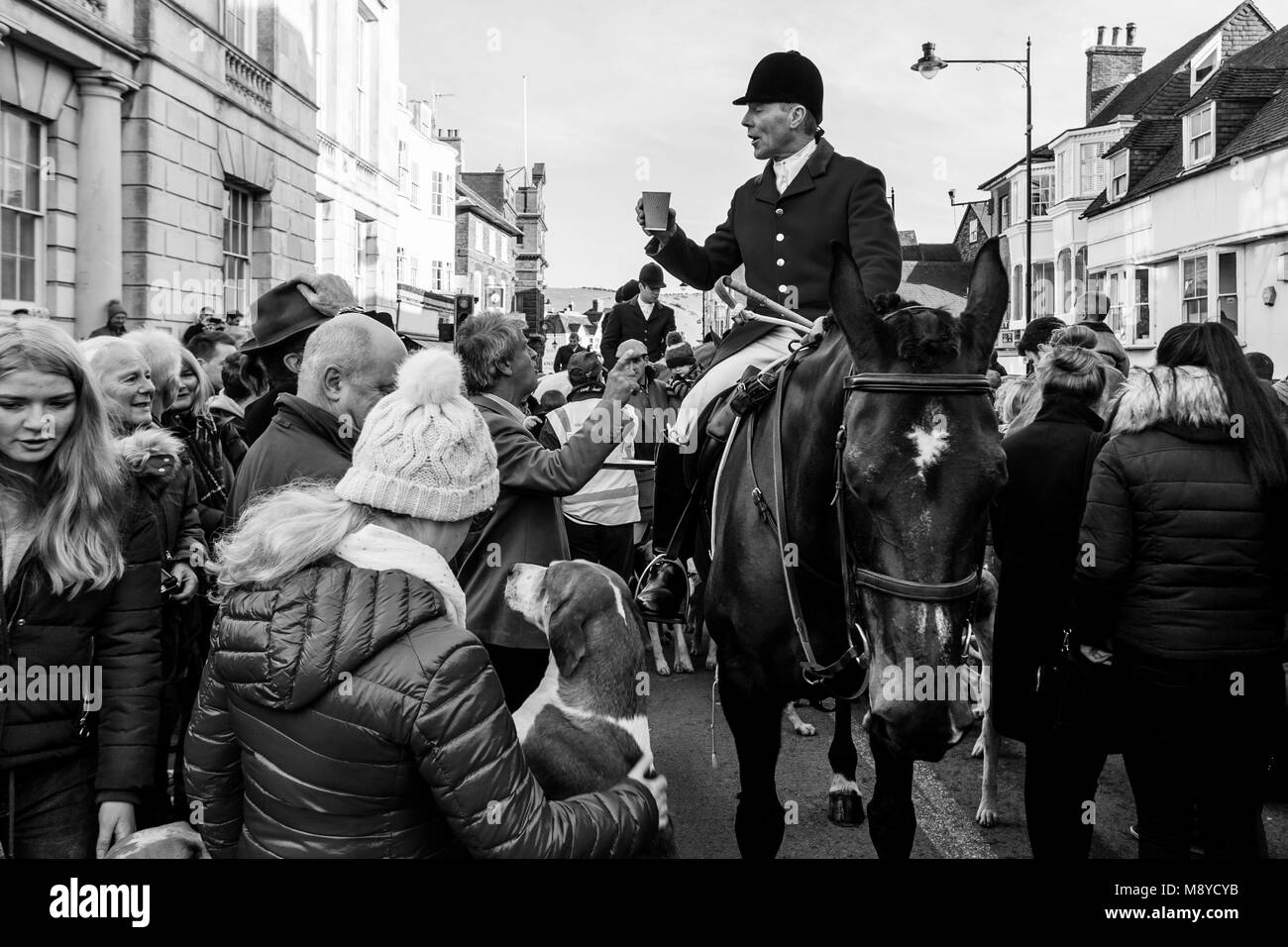 Un Southdown e Eridge Hunt Stati beve un 'Stirrup' durante il tradizionale Boxing Day Meeting, High Street, Lewes, Sussex, Regno Unito Foto Stock