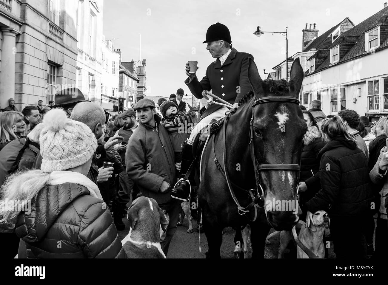 Un Southdown e Eridge Hunt Stati beve un 'Stirrup' durante il tradizionale Boxing Day Meeting, High Street, Lewes, Sussex, Regno Unito Foto Stock