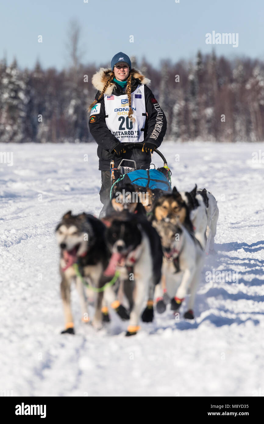 Musher Kristy Berington dopo il riavvio a Willow del 46th Iditarod Trail Sled Dog Race in Alaska centromeridionale. Foto Stock