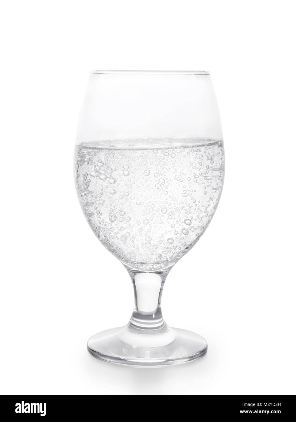 Bicchiere di acqua frizzante con bolle. Isolato su bianco, percorso di clipping incluso Foto Stock