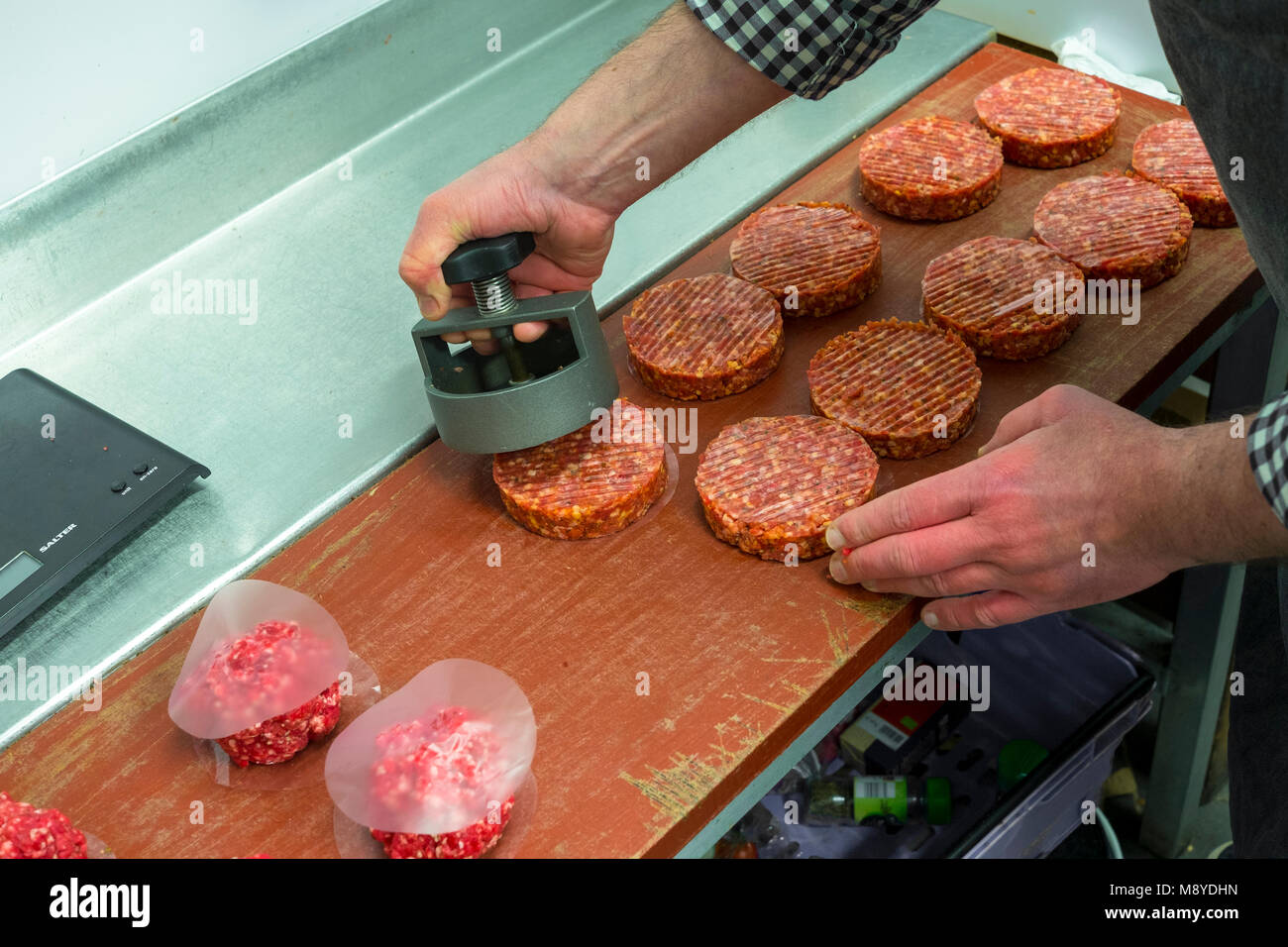 Butcher fare gli hamburger Foto Stock
