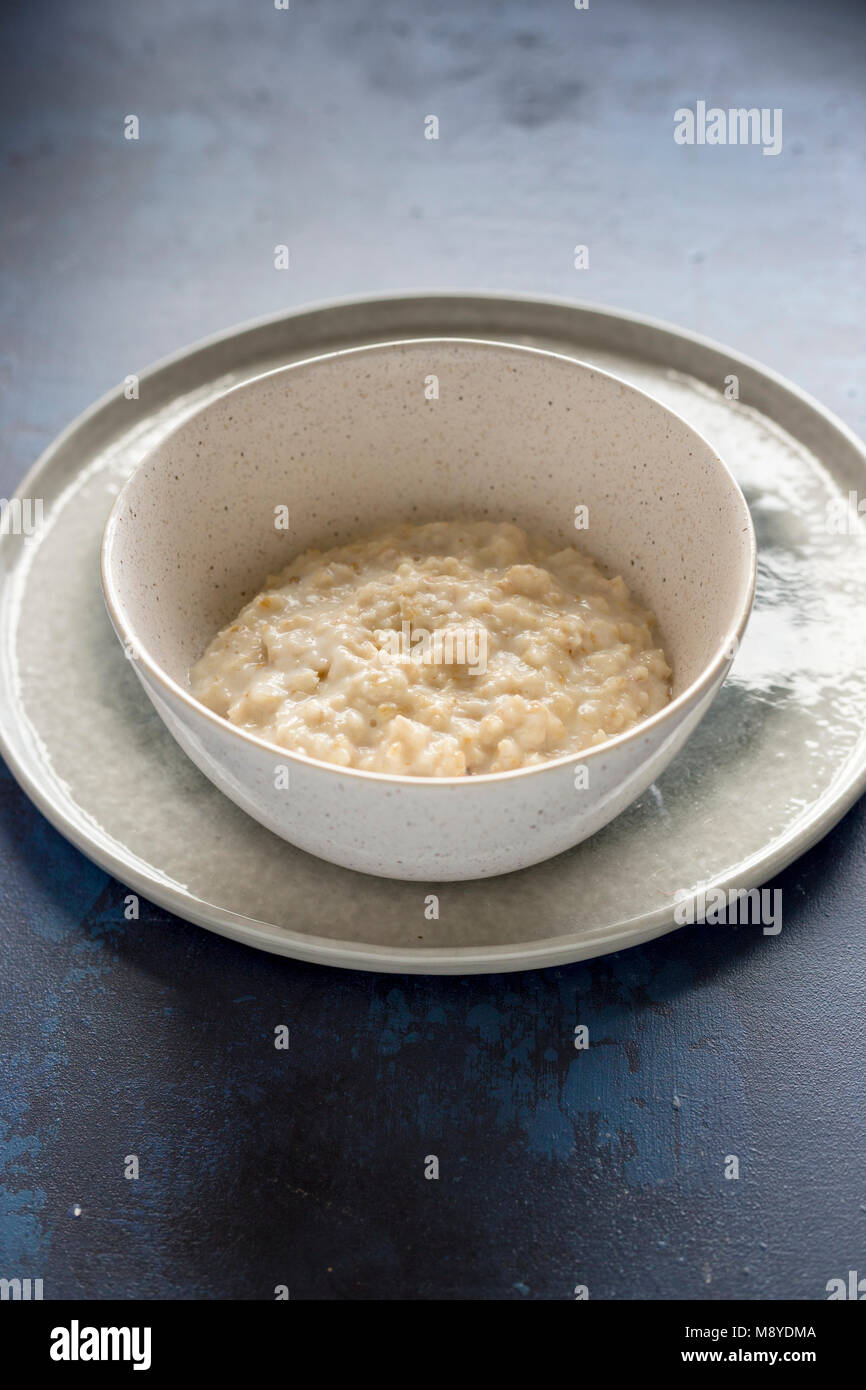 Ciotola di porridge o fiocchi d'avena Foto Stock