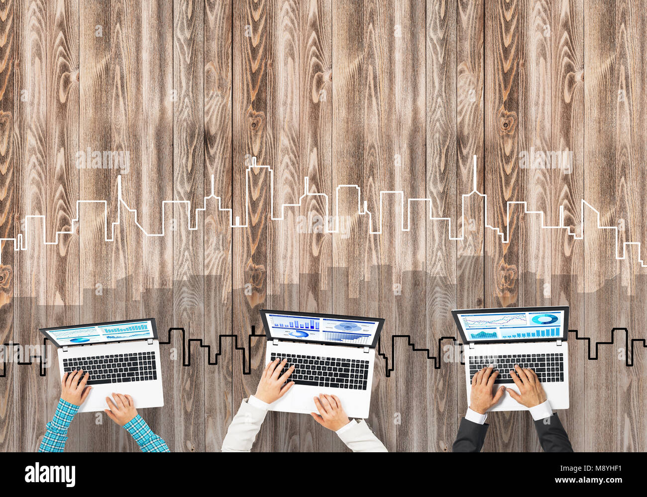 Un gruppo di tre persone con i dispositivi in mani lavorando insieme come simbolo del collegamento in rete e comunicazione Foto Stock