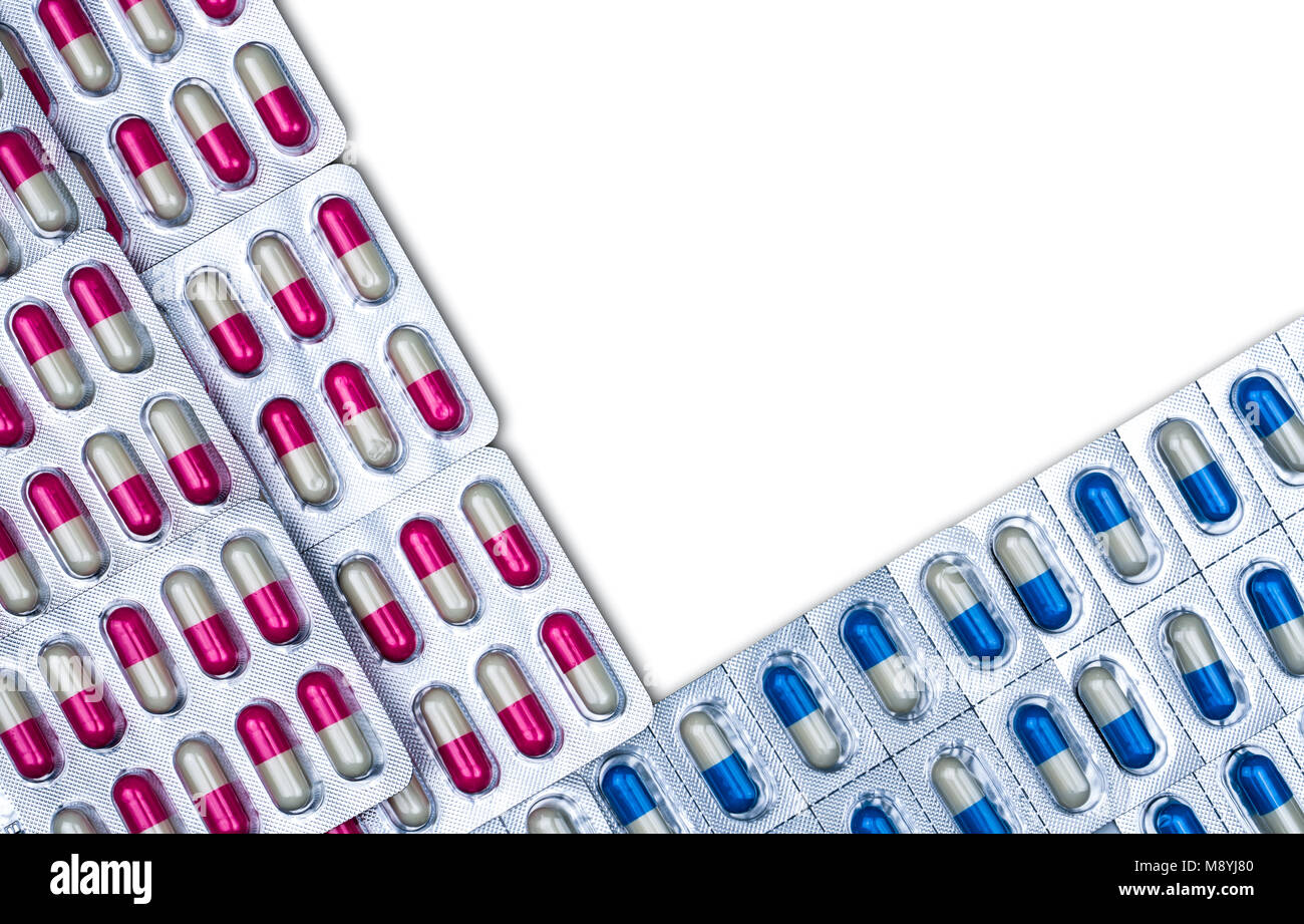 Vista dall'alto di coloratissimi antibiotici pillole di capsule in blister su sfondo bianco. Gli imballaggi di prodotti farmaceutici. Medicina per le infezioni malattia. Antibio Foto Stock