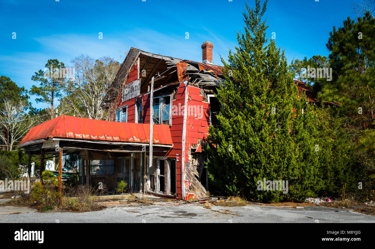 Casa abbandonata con tetto caving in pareti e collassare sulla Costa della Carolina del Nord Foto Stock