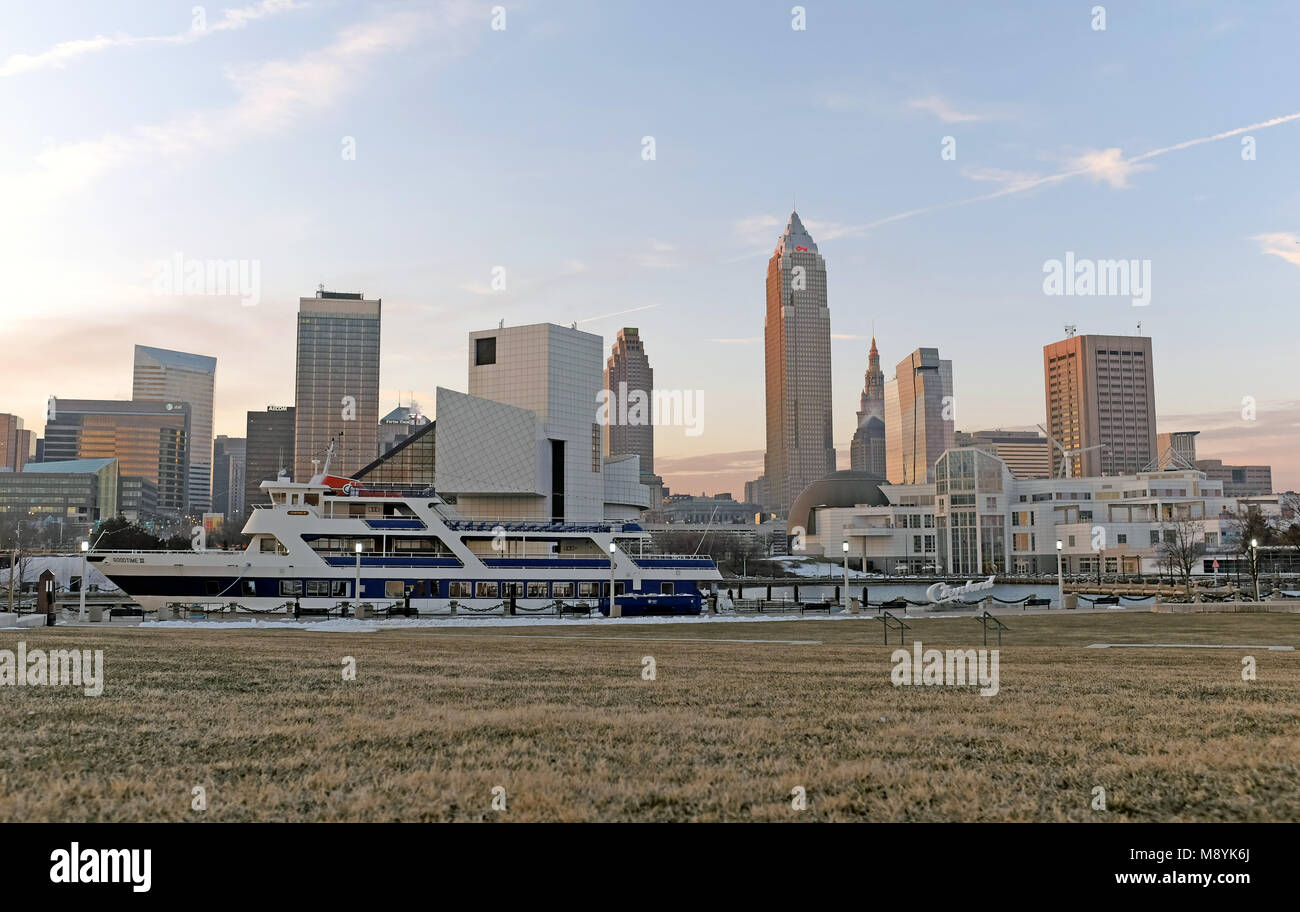 Cleveland Northcoast Harbour con lo skyline del centro sullo sfondo a Cleveland, Ohio, Stati Uniti. Foto Stock