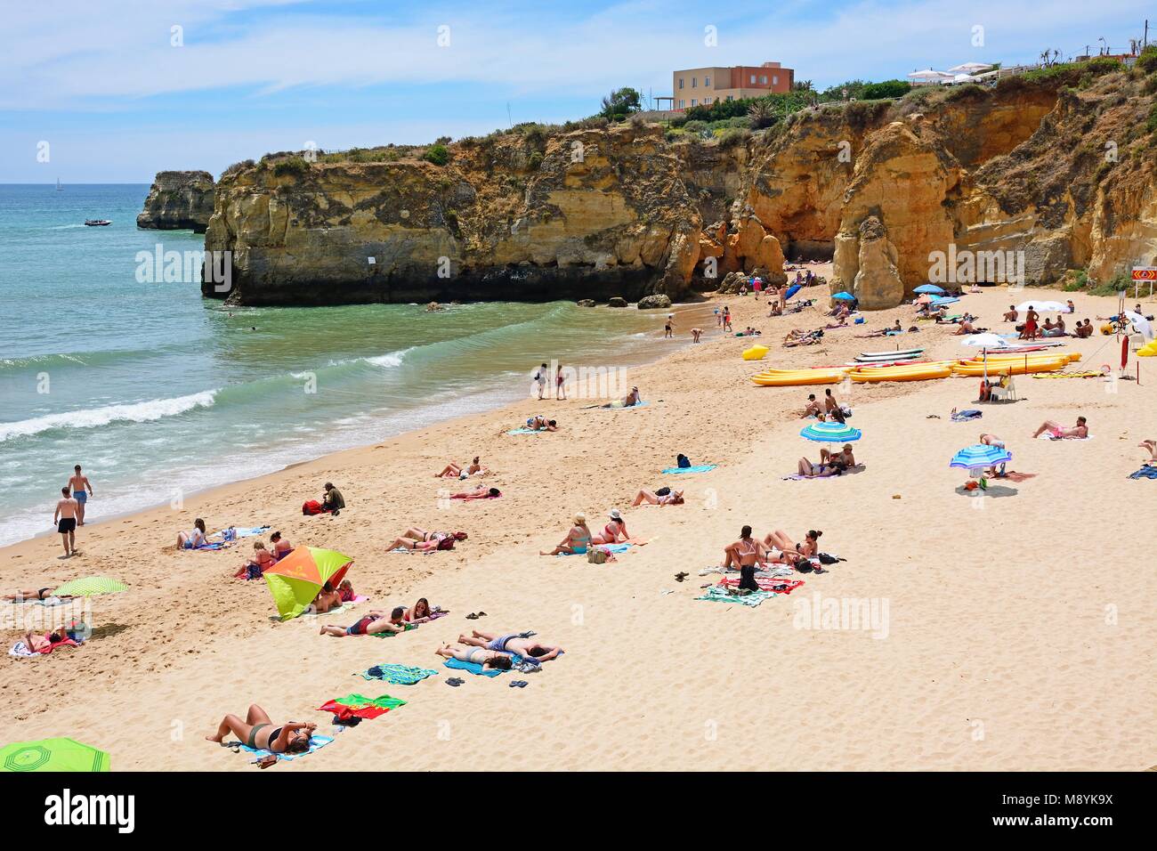 I turisti relax su Praia da Batata beach, Lagos, Algarve, Portogallo, dell'Europa. Foto Stock