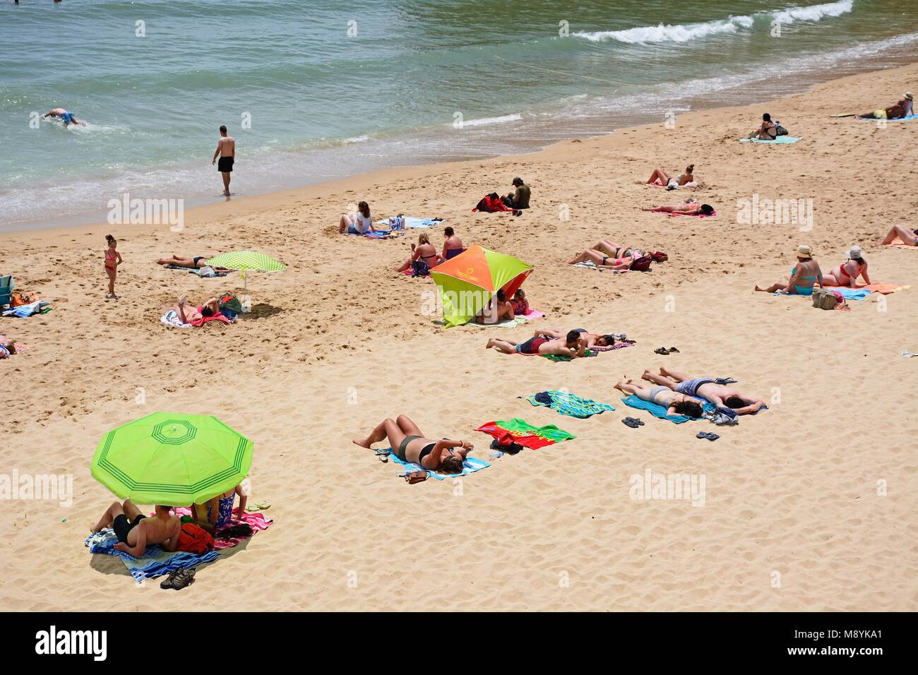 I turisti relax su Praia da Batata beach, Lagos, Algarve, Portogallo, dell'Europa. Foto Stock