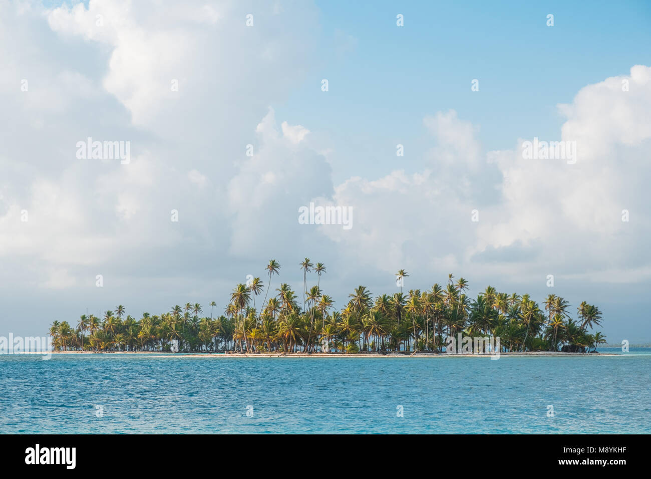 Isola, Spiaggia e palme - isole San Blas - isola caraibica isolato in oceano con scenic cielo nuvoloso - Paradise Island, Guna Yala, Panama Foto Stock