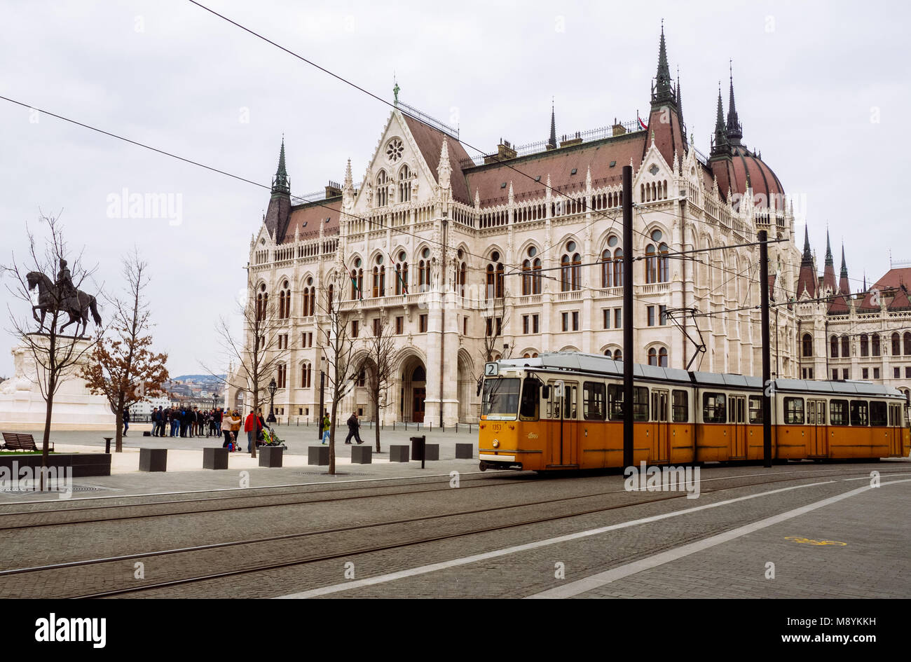 Budapest,Ungheria Marzo 2016. Vista frontale del palazzo del Parlamento e il tram giallo a Budapest, Ungheria Foto Stock