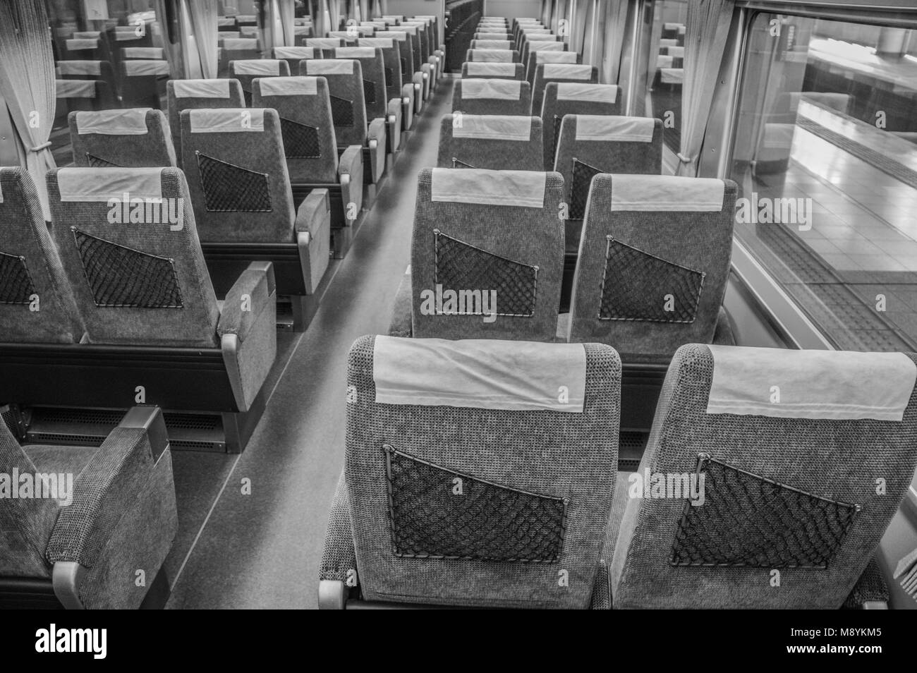 Treno giapponese all'interno interno in bianco e nero Foto Stock