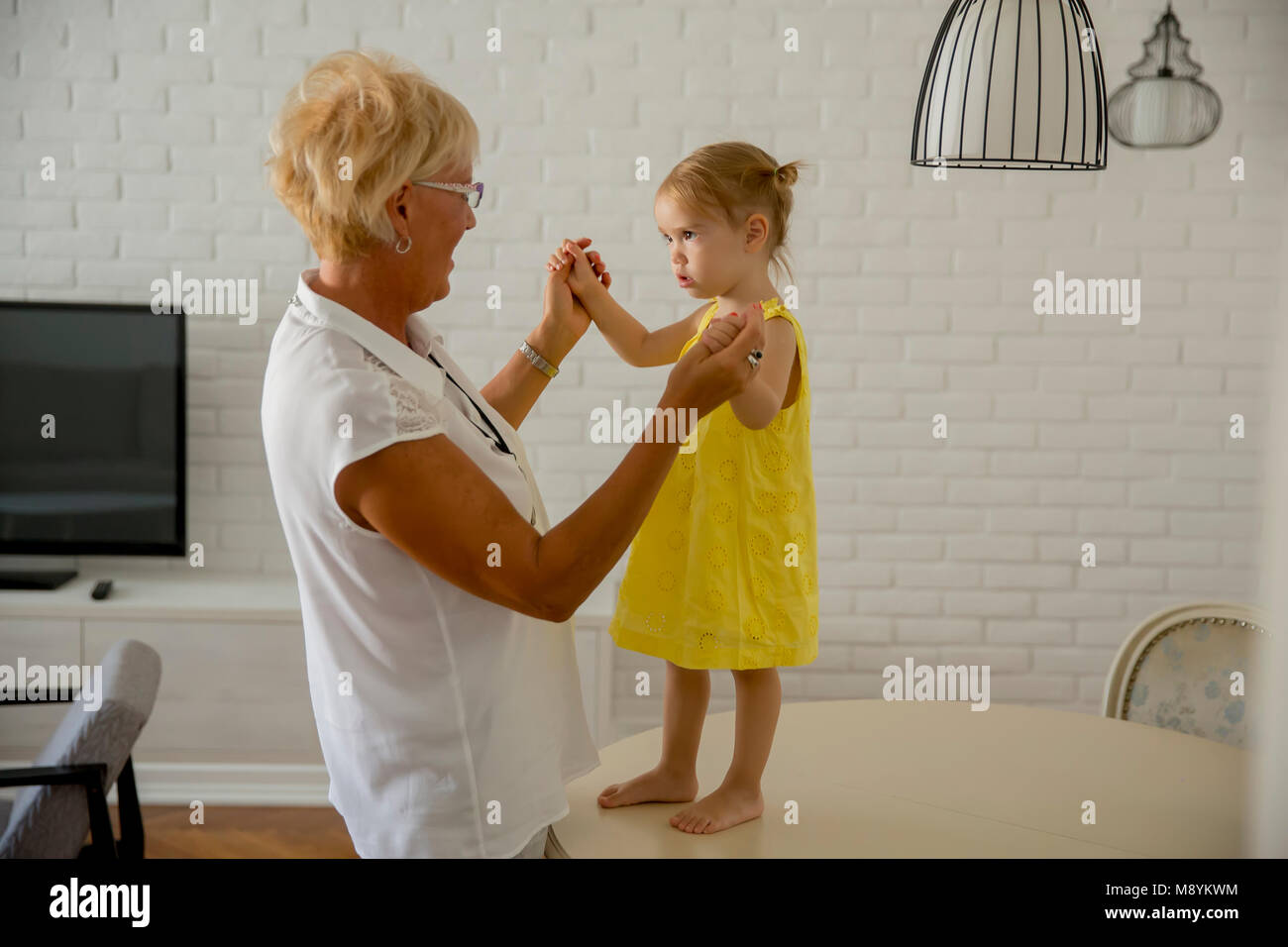 Nonna e nipote di carino divertirsi in camera Foto Stock