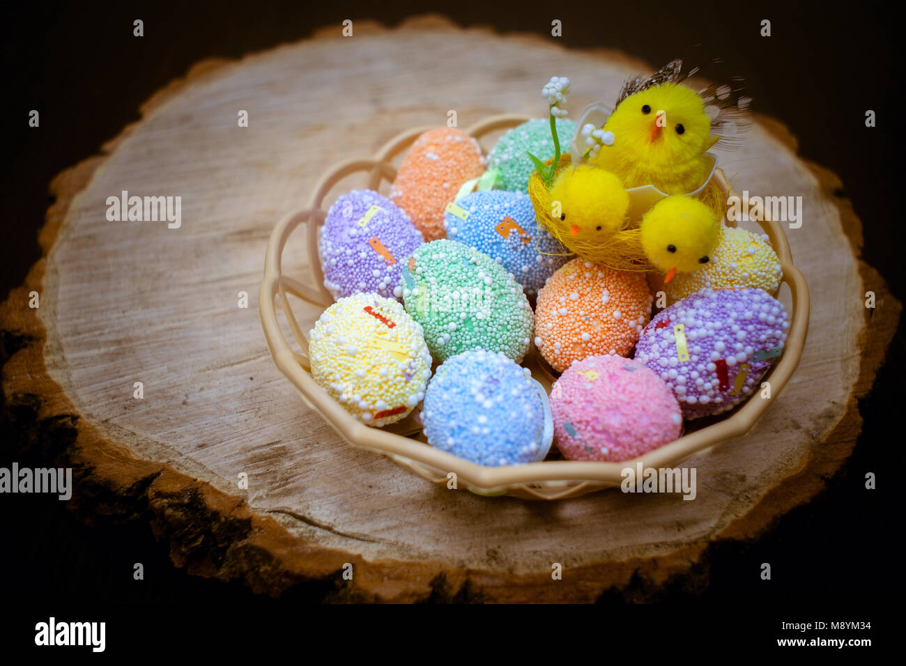 Colorate le uova di Pasqua di legno di sfondo, eastereggs, festive Foto Stock