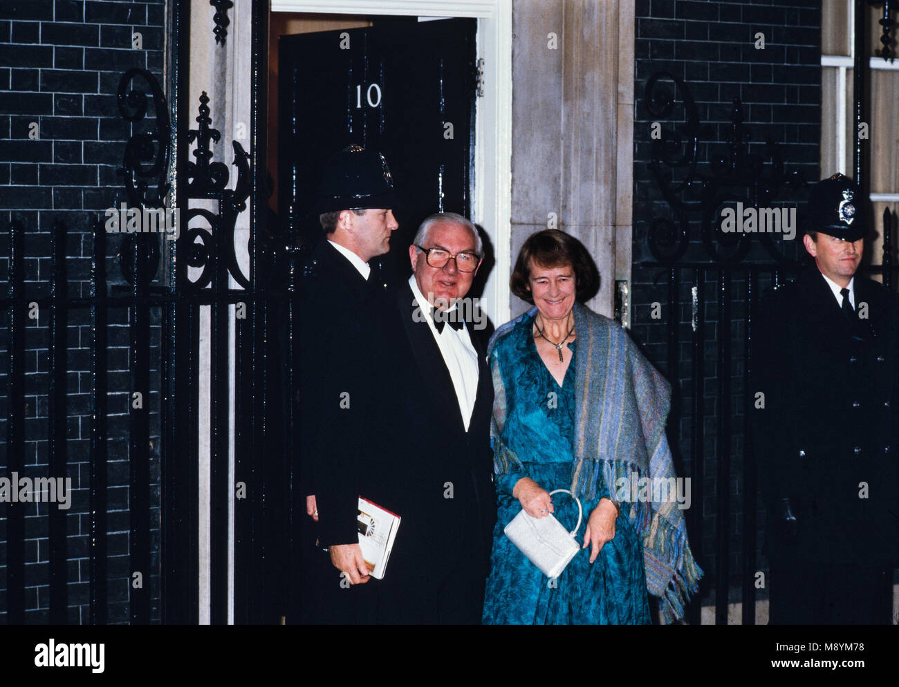 James e Audrey Callaghan al n. 10 di Downing Street per un ricevimento offerto da PM Margaret Thatcher per tutti i viventi Primi Ministri nel 1985 Leonard James Callaghan, Barone Callaghan di Cardiff, KG, PC (/ˈkaeləˌhaen/; 27 marzo 1912 - 26 Marzo 2005), spesso noto come Jim Callaghan, servito come Primo Ministro del Regno Unito dal 1976 al 1979 e leader del partito laburista dal 1976 al 1980. Callaghan è, finora il solo uomo politico britannico per avere servito in tutti e quattro i grandi uffici di stato, che è stato il Cancelliere dello scacchiere (1964-1967), Home Segretario (1967-1970), e il Segretario di Stato per gli affari esteri Foto Stock