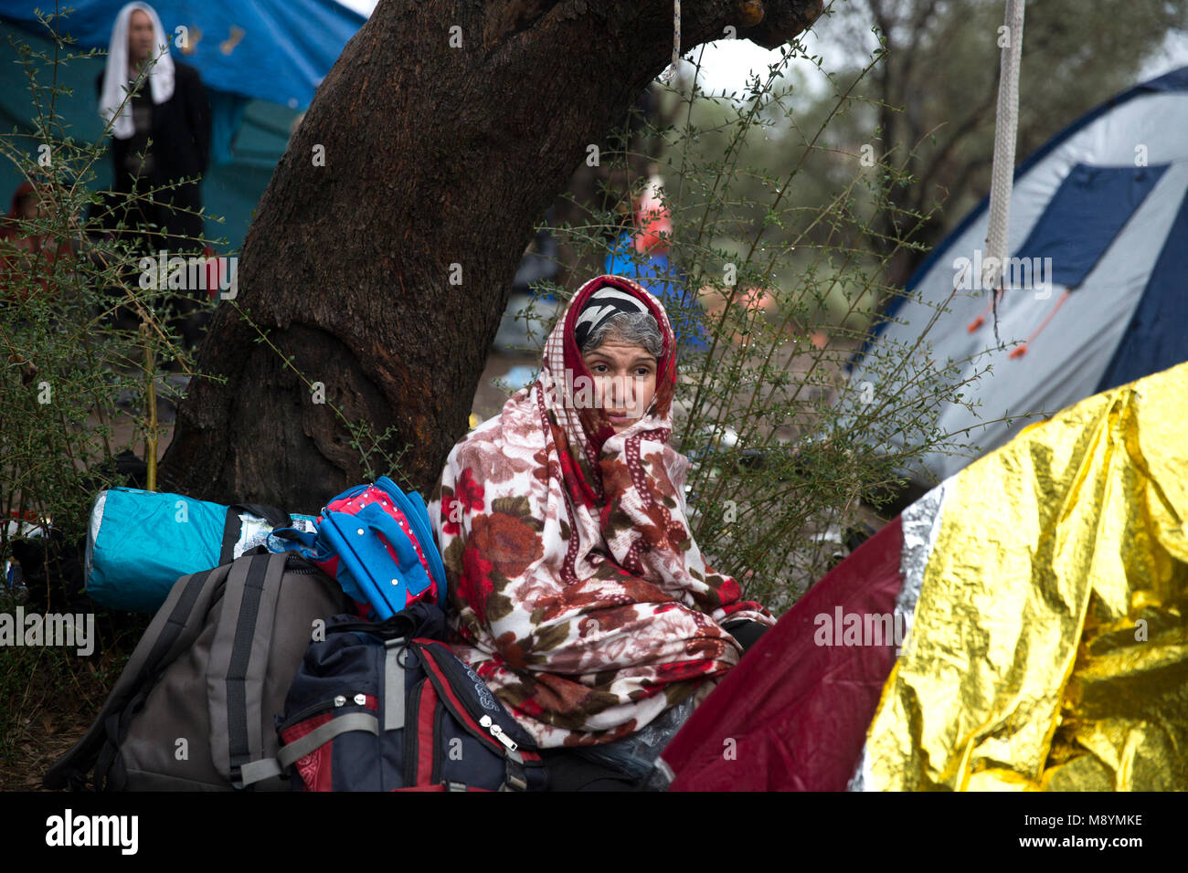 Afgani richiedenti asilo attende al di fuori del campo di Moria dove lei e centinaia di altre persone hanno detto che devono effettuare la registrazione dopo l'arrivo in Grecia. Nel 2015 più di un milione di immigrati arrivati in Europa dal mare. Gli immigrati sono principalmente di rifugiati che fuggono dalla guerra in Siria. Foto Stock