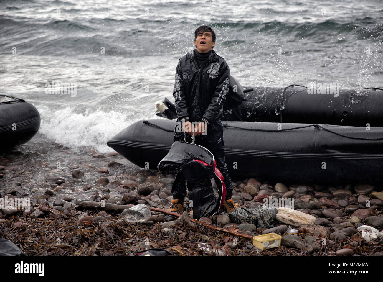 Un richiedente asilo che arriva in Grecia dopo un viaggio attraverso un acquazzone e pericolose condizioni del mare. Nel 2015 più di un milione di immigrati arrivati in Europa dal mare. Gli immigrati sono principalmente di rifugiati che fuggono dalla guerra in Siria. Foto Stock