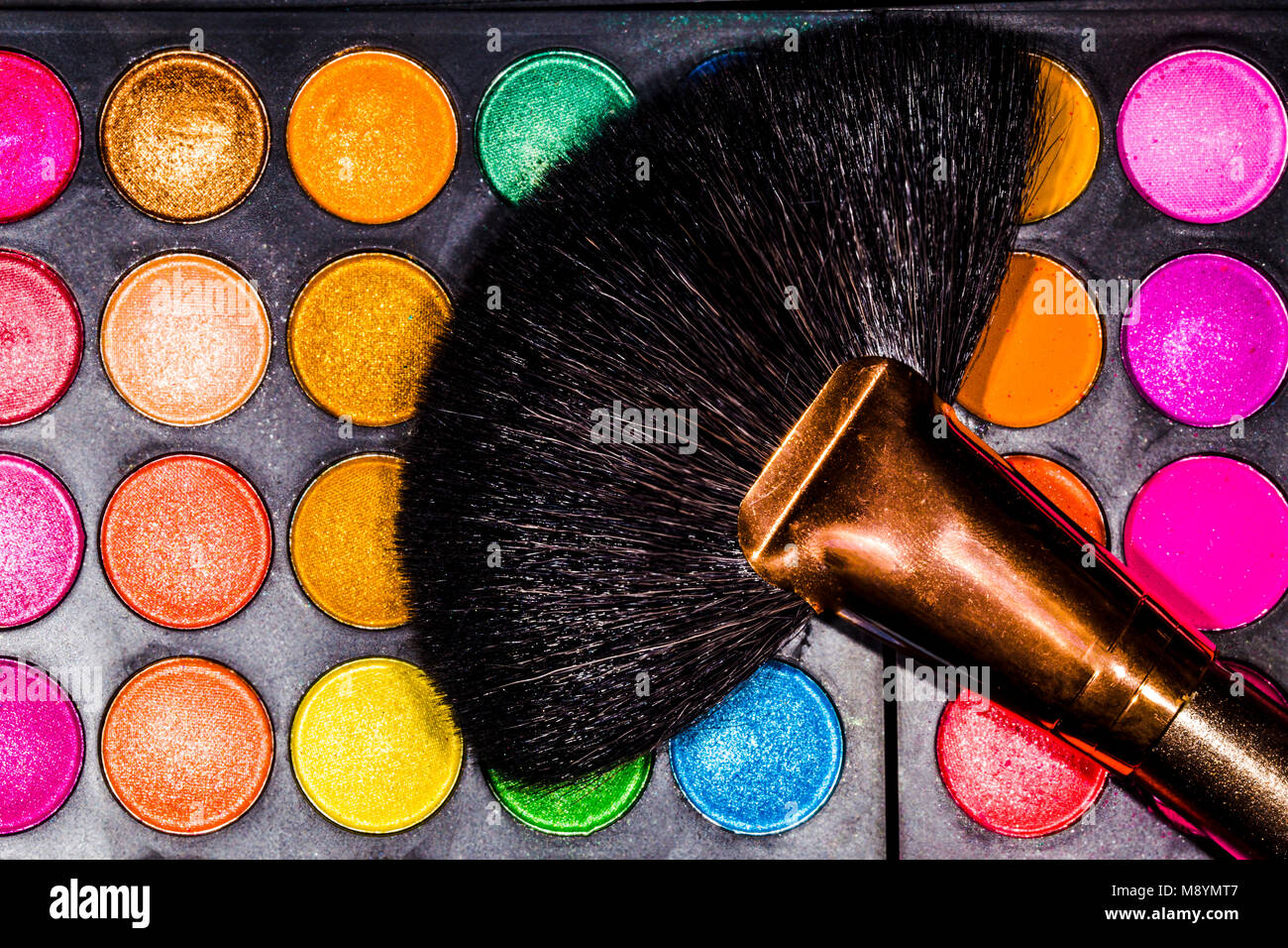 Spazzola professionale su multicolore e belle ombre per occhi, immagine di sfondo Foto Stock