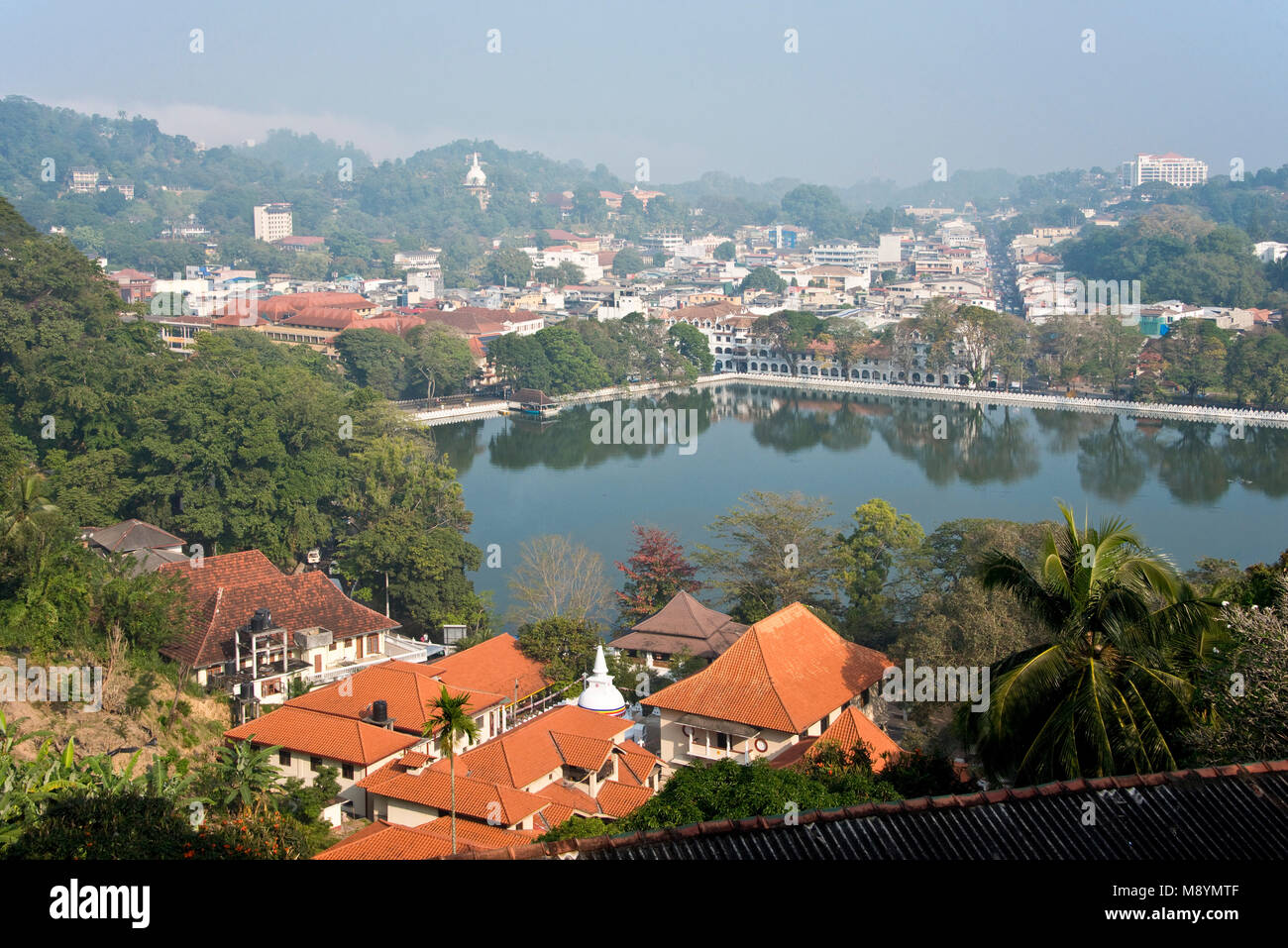 Un' antenna cityscape vista di Kandy in Sri Lanka con Lago Kandy centro in una giornata soleggiata con cielo blu. Foto Stock