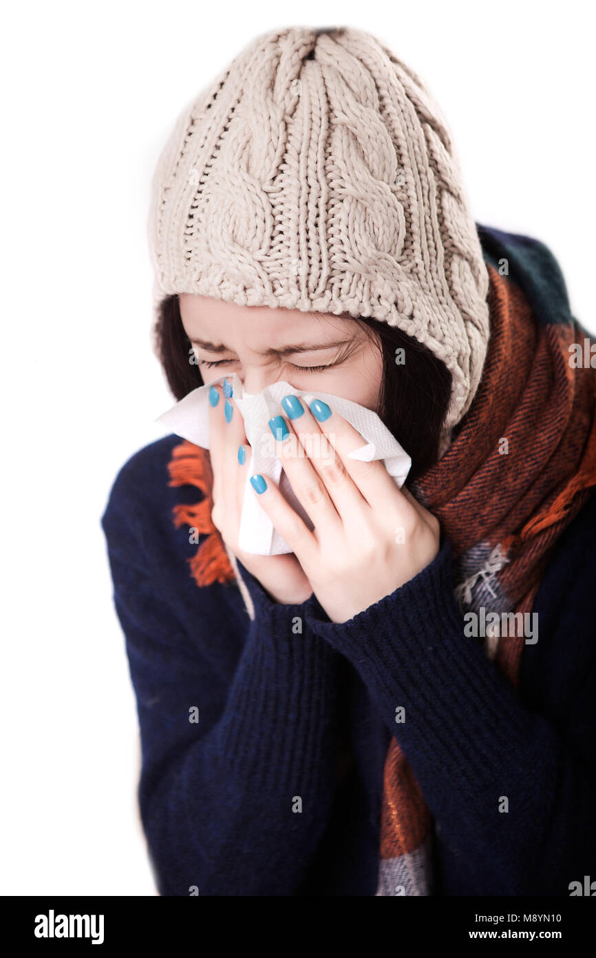 La malattia e la malattia. Primo piano della donna bella sensazione di malessere gocciolamento gocce nasali nel naso chiuso. Ritratto spray femmina freddo e sinusale in medicina Foto Stock