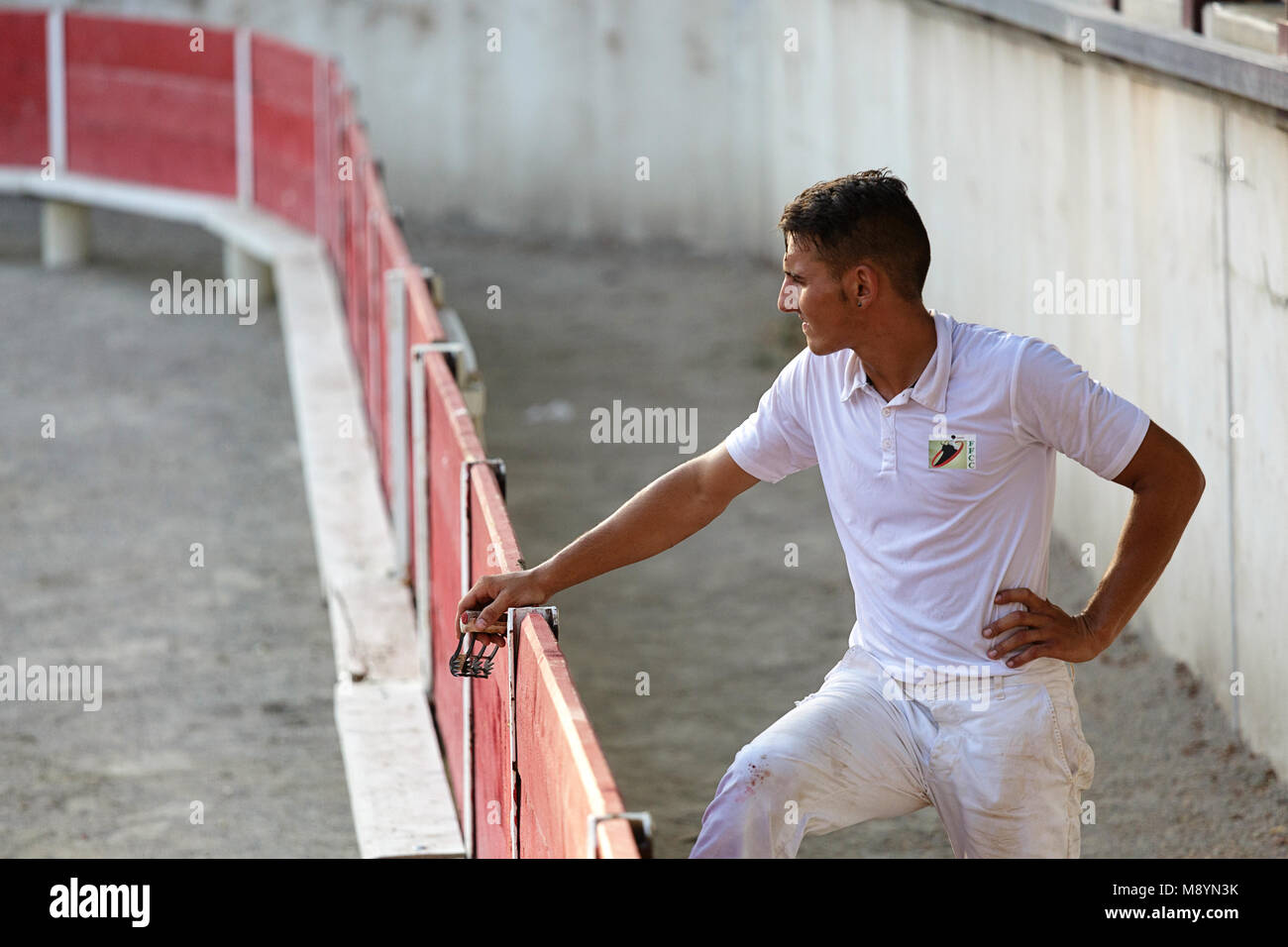 Toreri in bianco vestiti prendendo un riposo durante la pausa a La corrida in arena di Bellegarde, Provenza, Francia Foto Stock