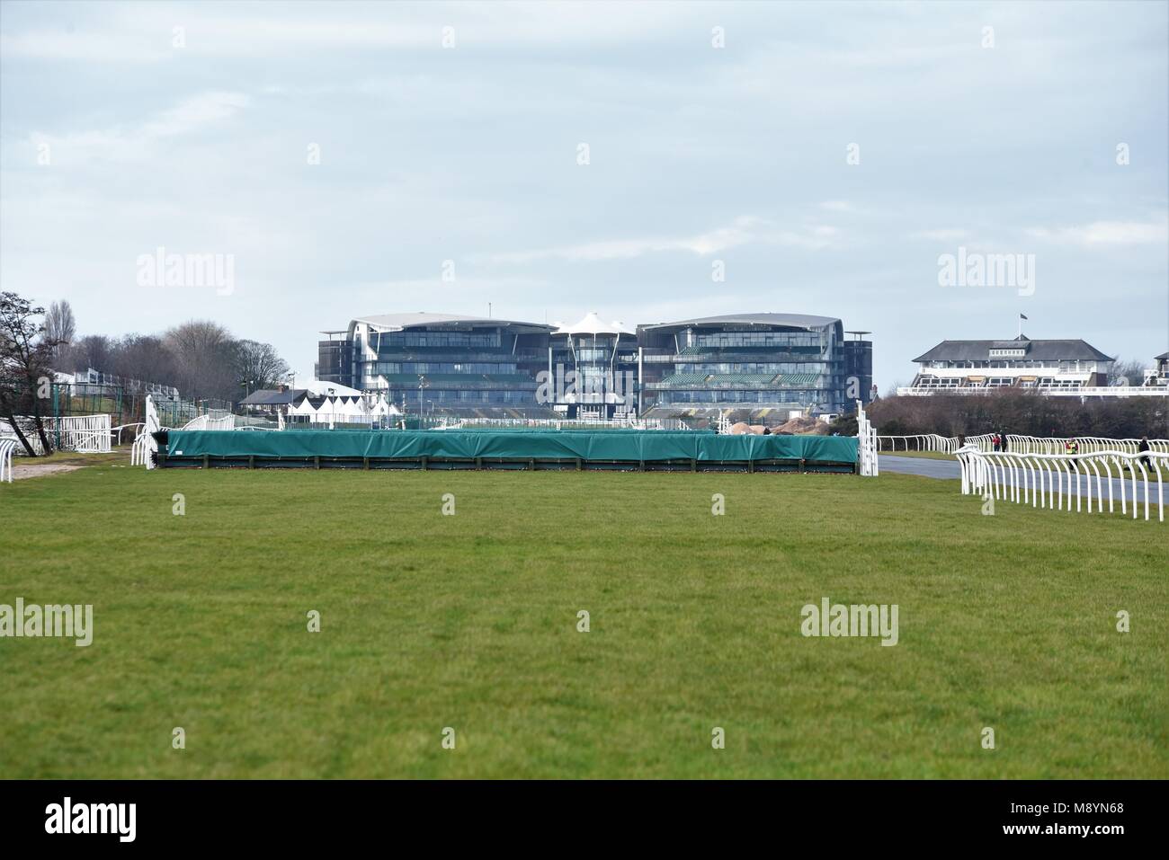 Il 10 marzo 2018. L'Aintree Racecourse, Liverpool, Regno Unito. Vista del corso e le tribune del corso stesso. Foto Stock