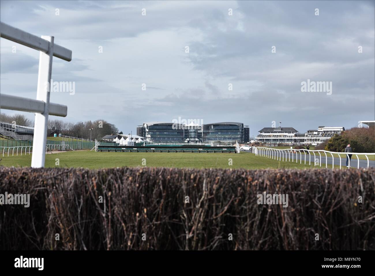 Il 10 marzo 2018. L'Aintree Racecourse, Liverpool, Regno Unito. Vista del corso e le tribune del corso stesso. Foto Stock