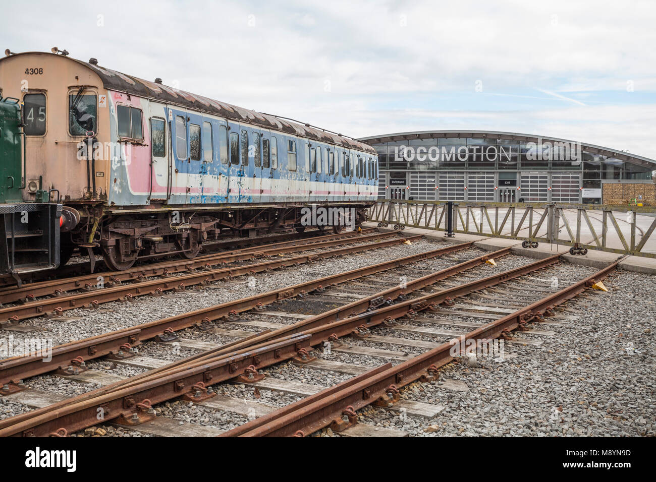 Un vecchio treno pronto per lavori di ristrutturazione al di fuori della locomozione, Museo Nazionale Ferroviario,Shildon,Co.Durham,l'Inghilterra,UK Foto Stock