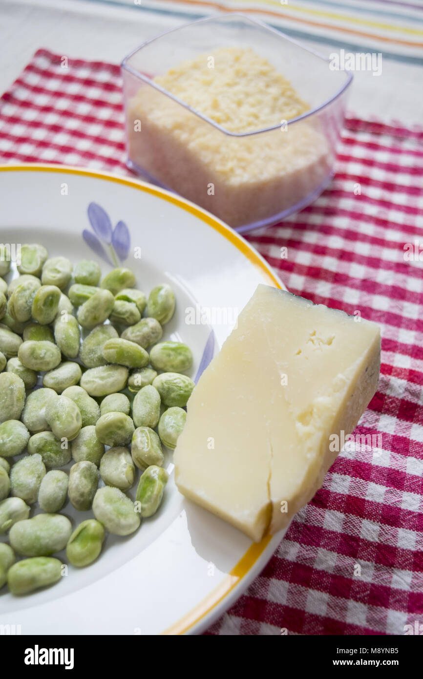 Fave e pecorino romano tradizionale pasto italiano per il primo giorno di maggio Foto Stock