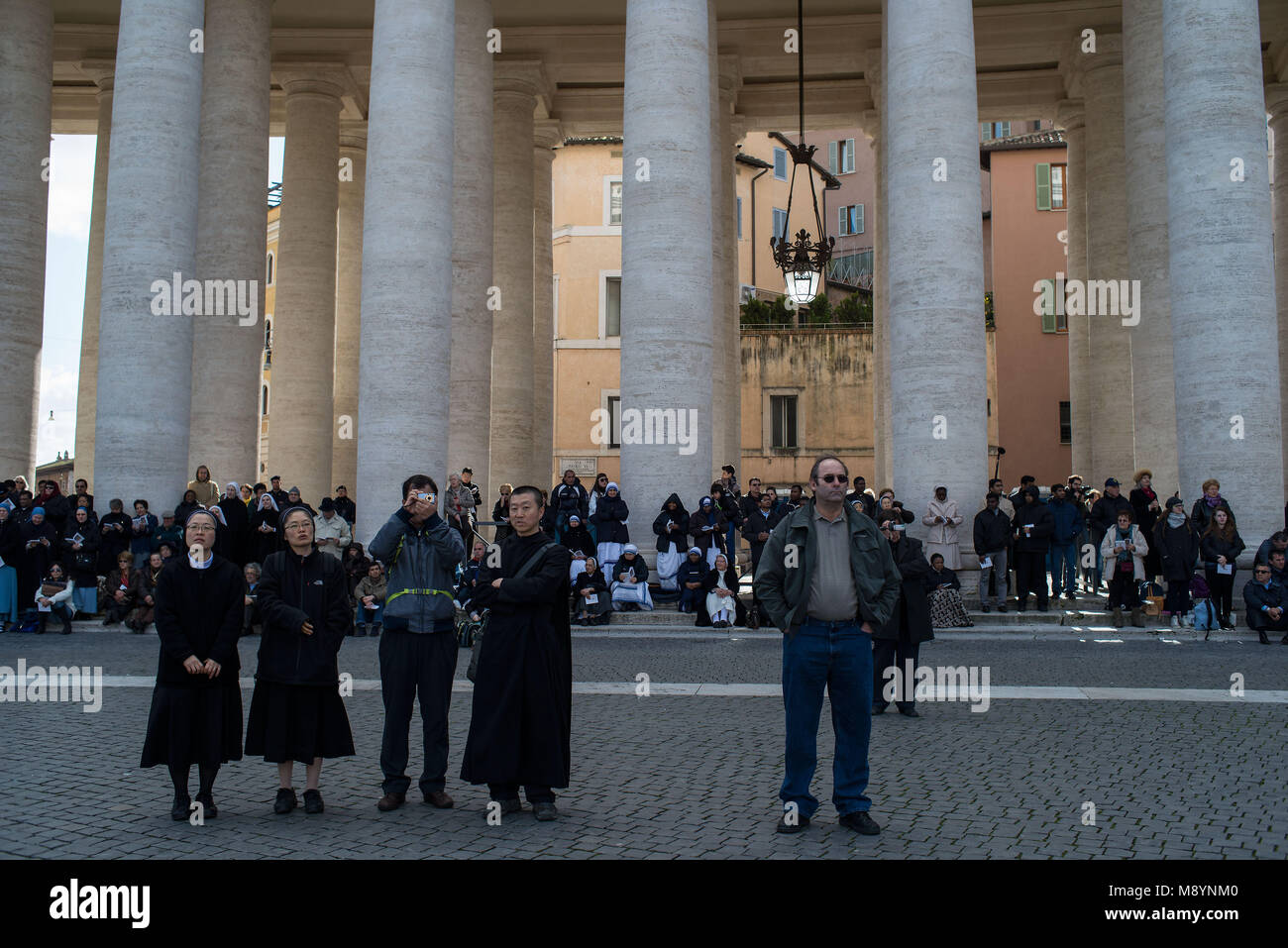 Città del Vaticano. Le monache assistere alla santa Messa di inaugurazione a piazza San Pietro il 19 marzo 2013 in Vaticano. Foto Stock