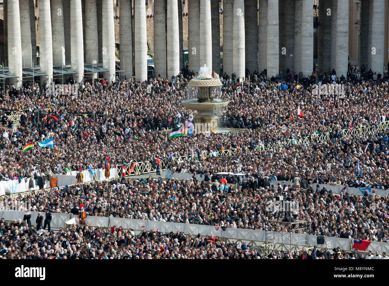 Città del Vaticano. Piazza San Pietro durante il Papa Francesco' grandiosa messa di inaugurazione il 19 marzo 2013 in Vaticano. Foto Stock