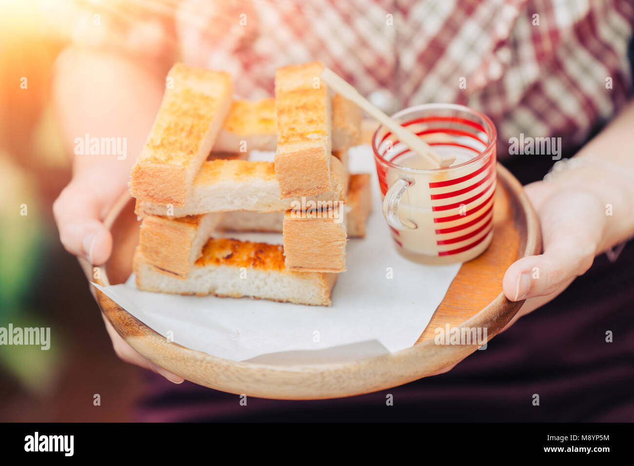 Tostare il pane con il latte condensato zuccherato Dessert il menu della prima colazione Foto Stock