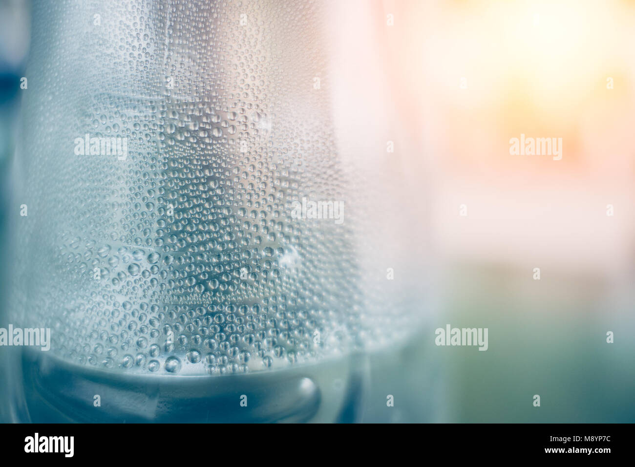 Acqua di ambienti umidi e condensare transform per scende intorno alla bottiglia Foto Stock